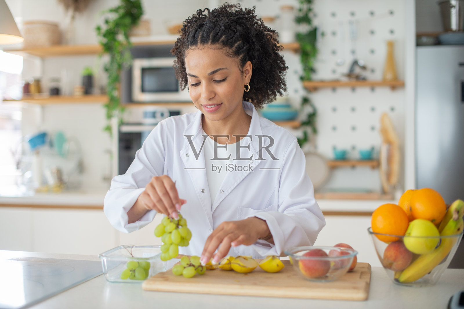 护士在上班前准备饭菜照片摄影图片