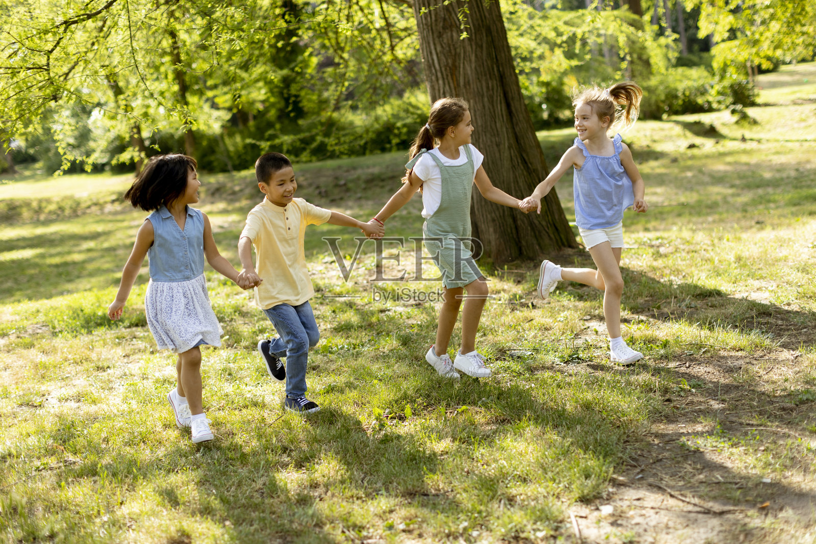 一群亚洲和白人的孩子在公园里玩得很开心照片摄影图片