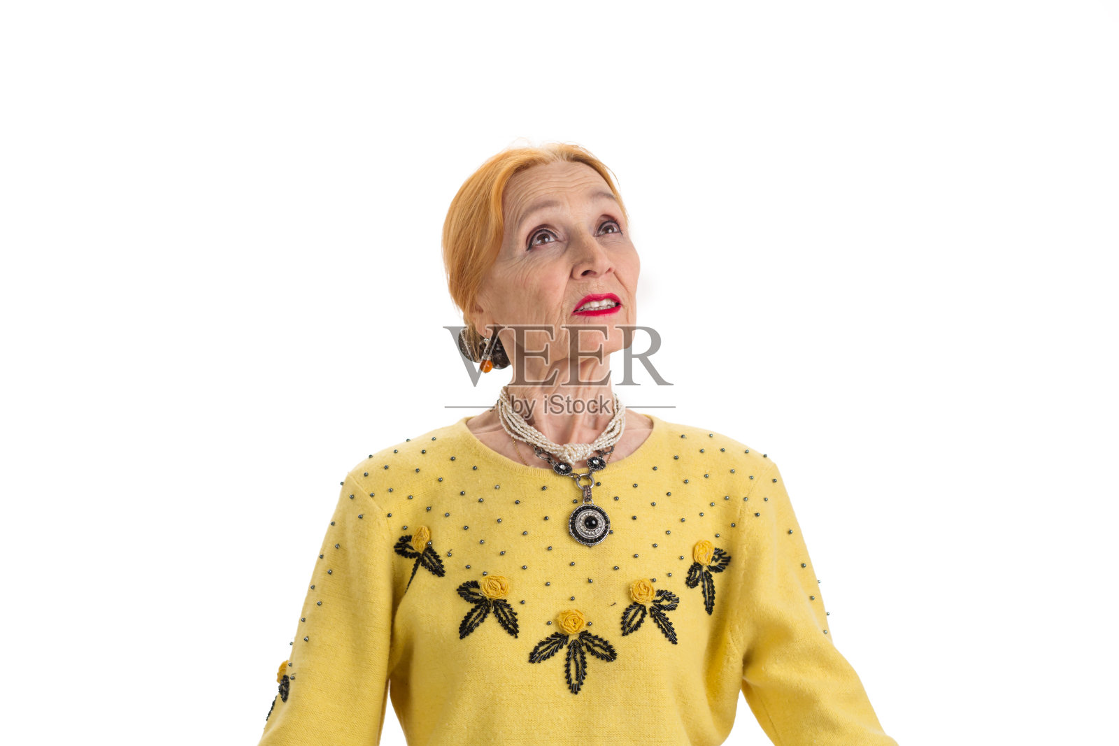 深思熟虑的女人抬起头。照片摄影图片