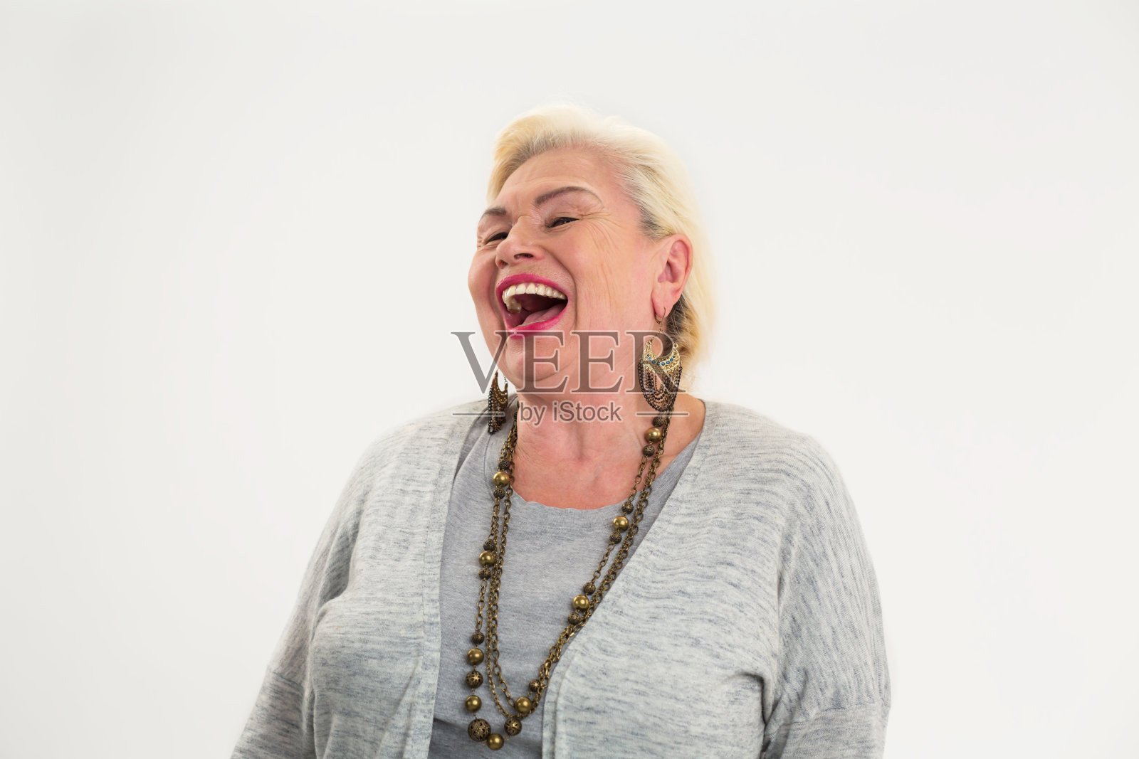 高级妇女孤立地笑着。照片摄影图片