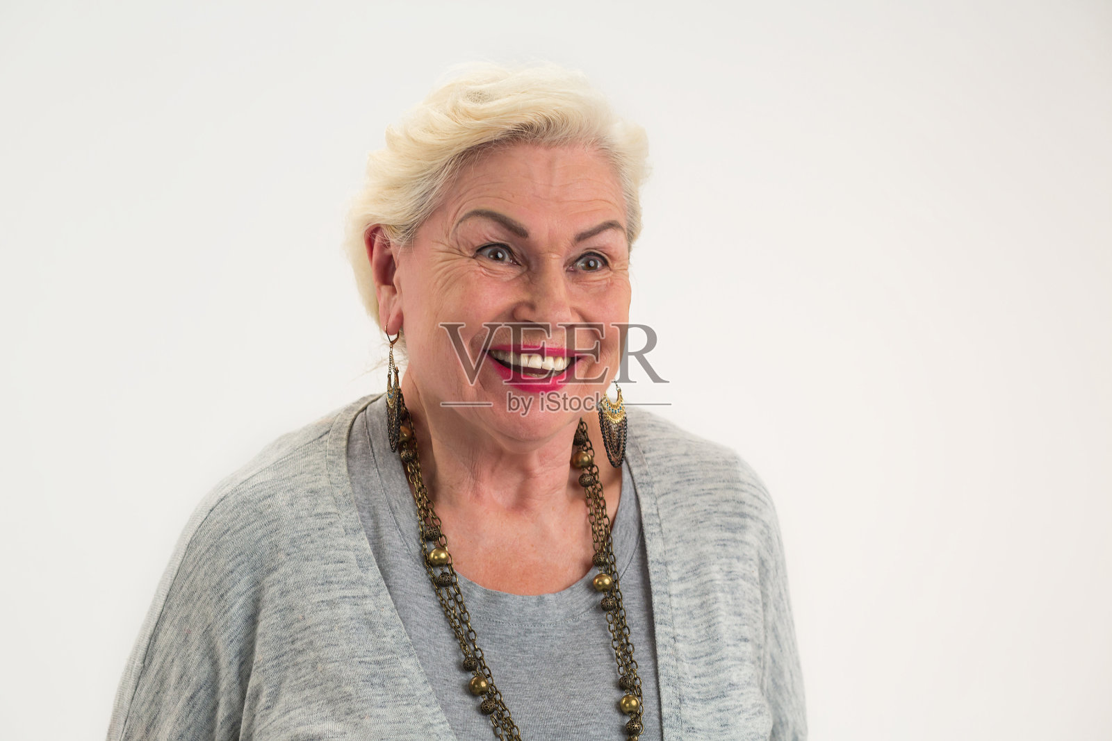 孤独的老妇人微笑着。照片摄影图片