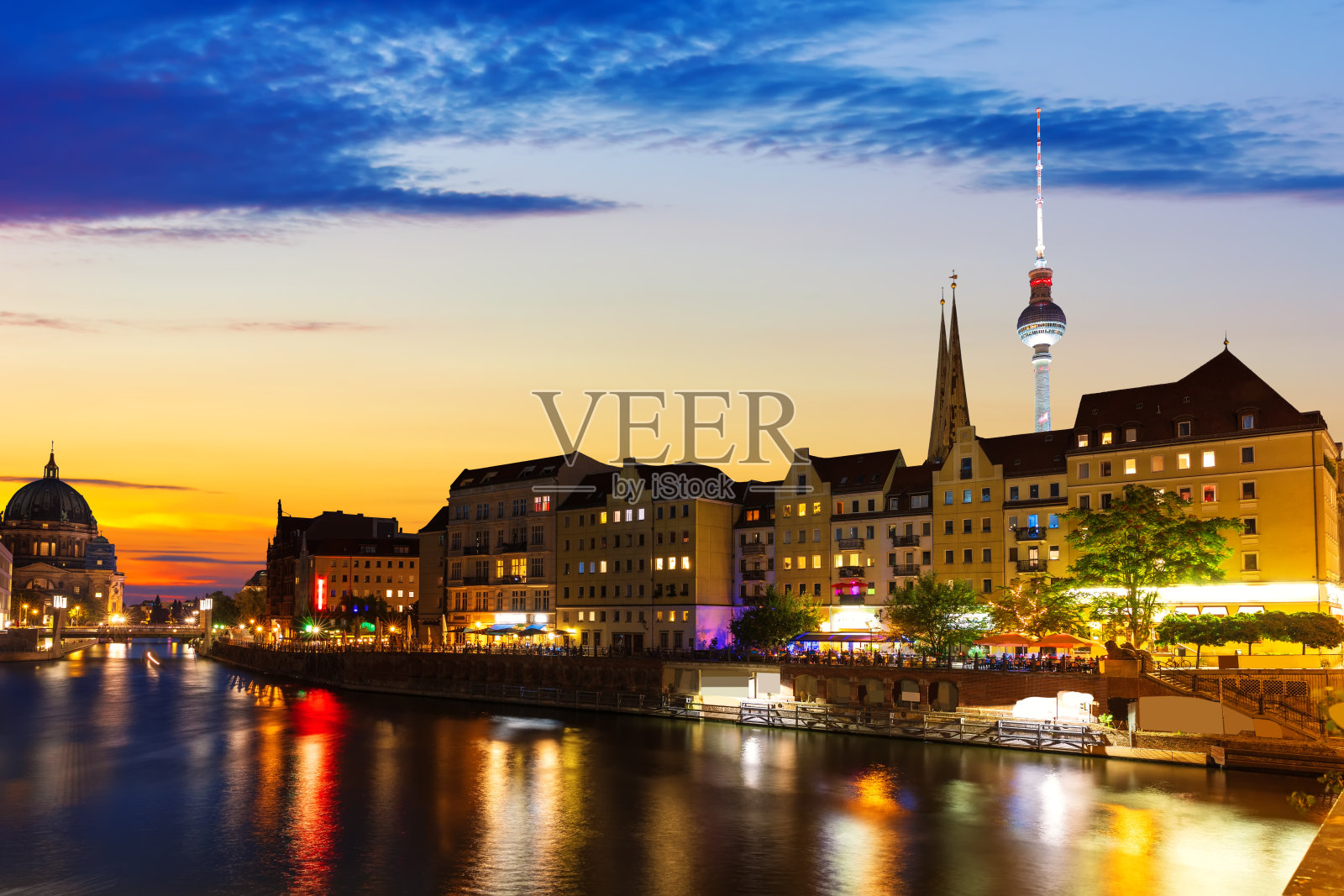 施普雷河和柏林市中心的建筑，夜景，德国照片摄影图片