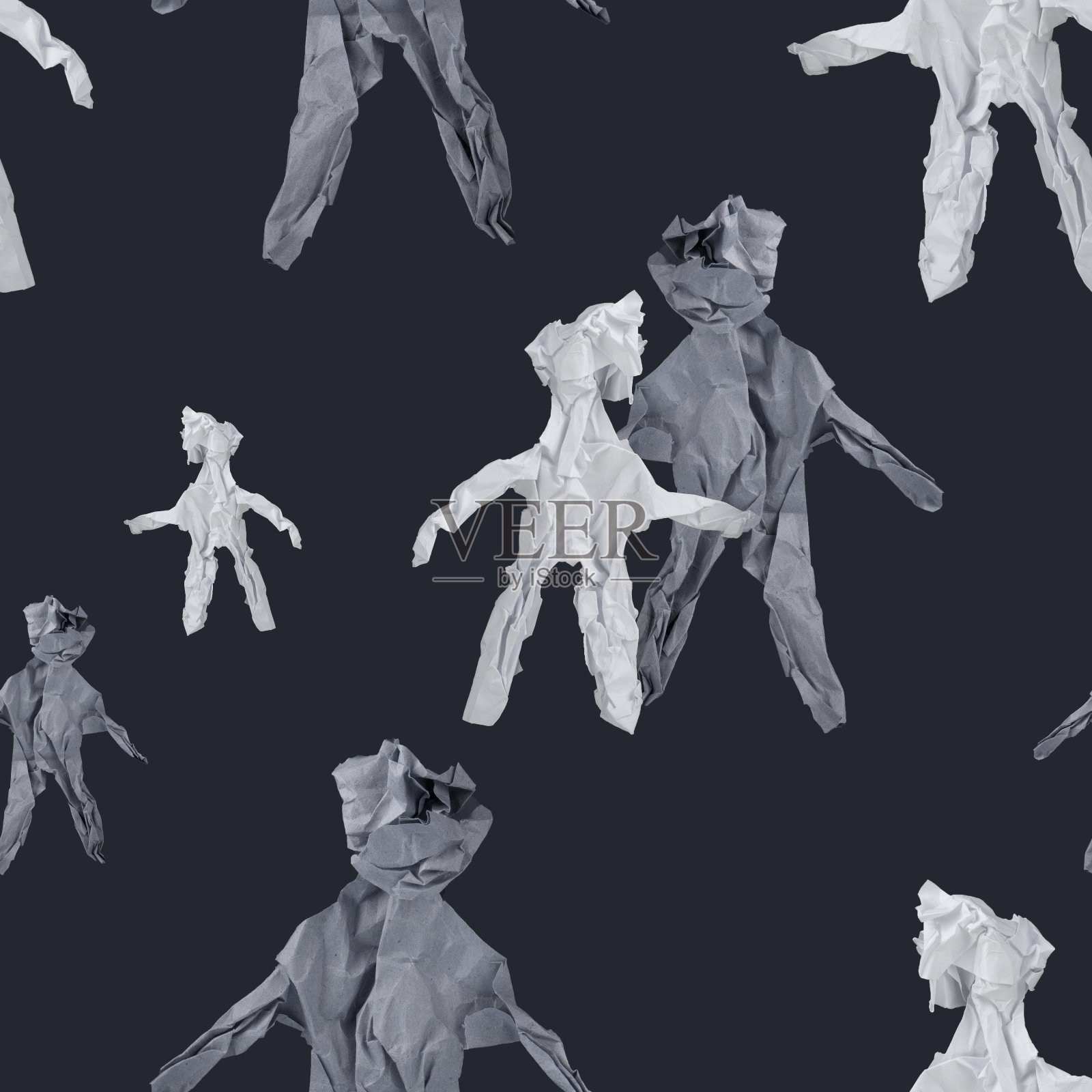 纸人无缝纹。用皱巴巴的纸做成的人形雕像。照片摄影图片