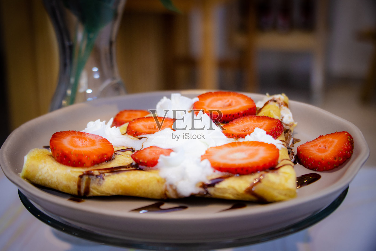 可丽饼配草莓片和巧克力照片摄影图片