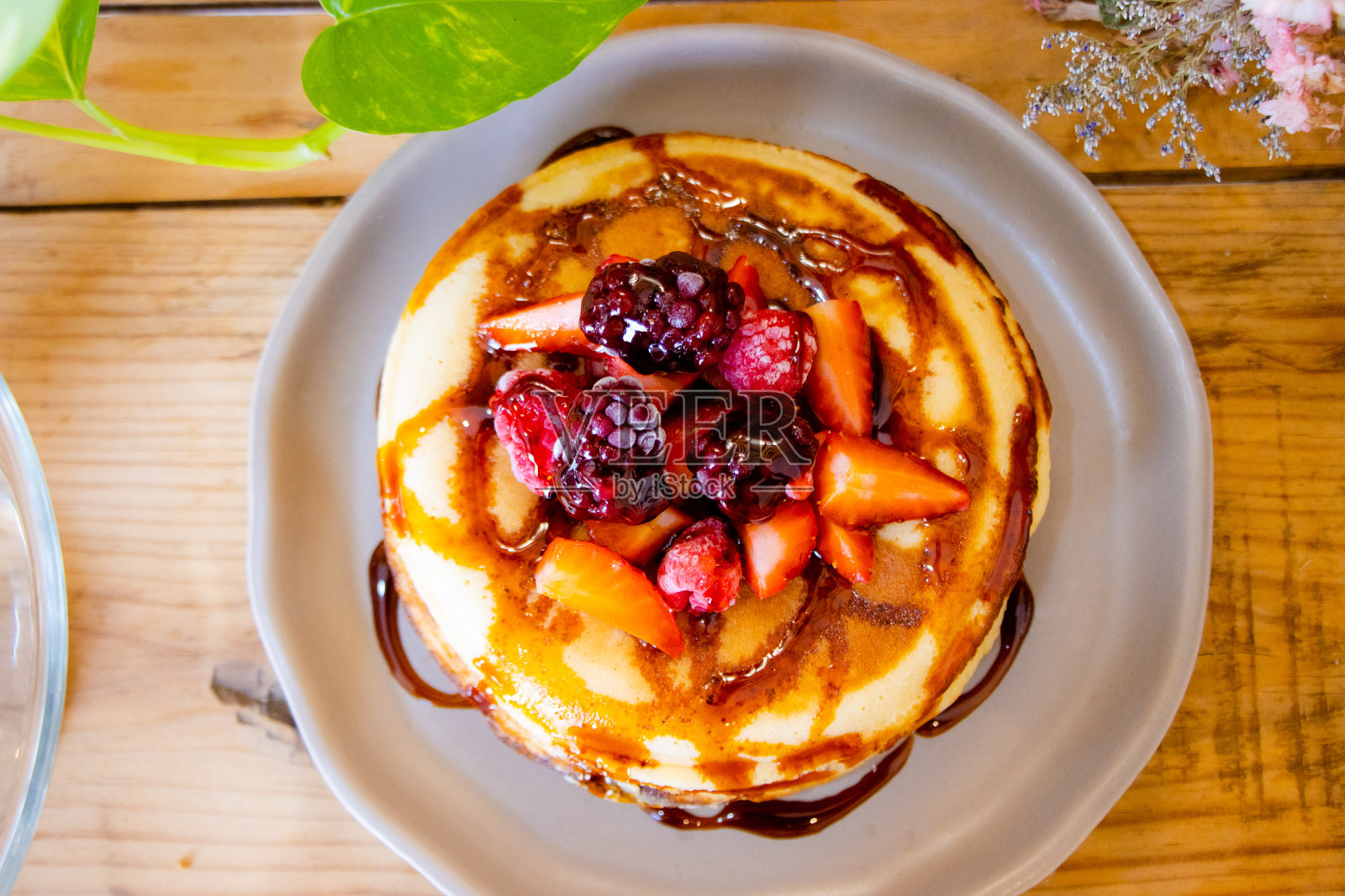 美味的煎饼配上糖浆和水果照片摄影图片