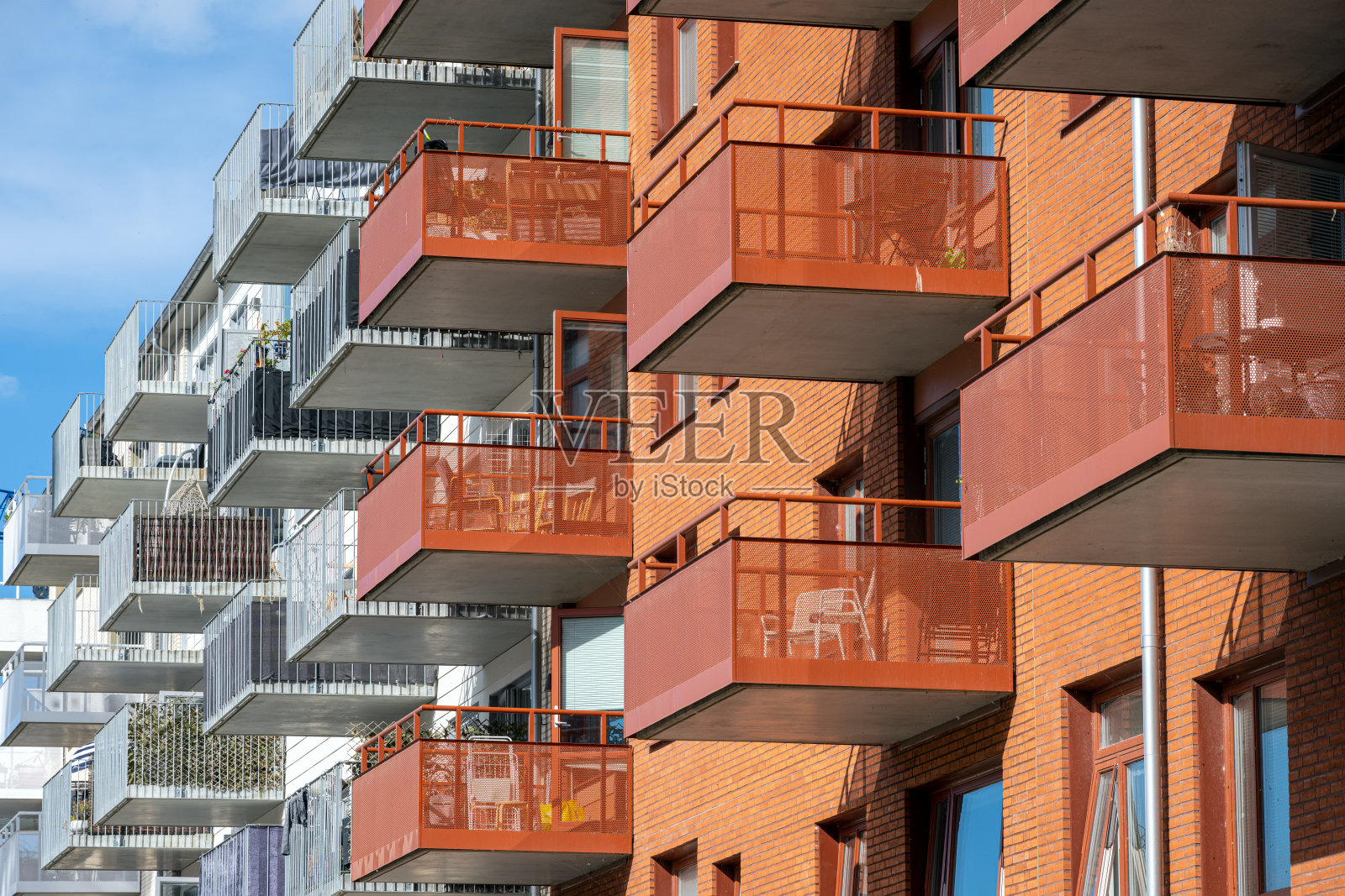 红白色公寓楼特写，带多个阳台照片摄影图片