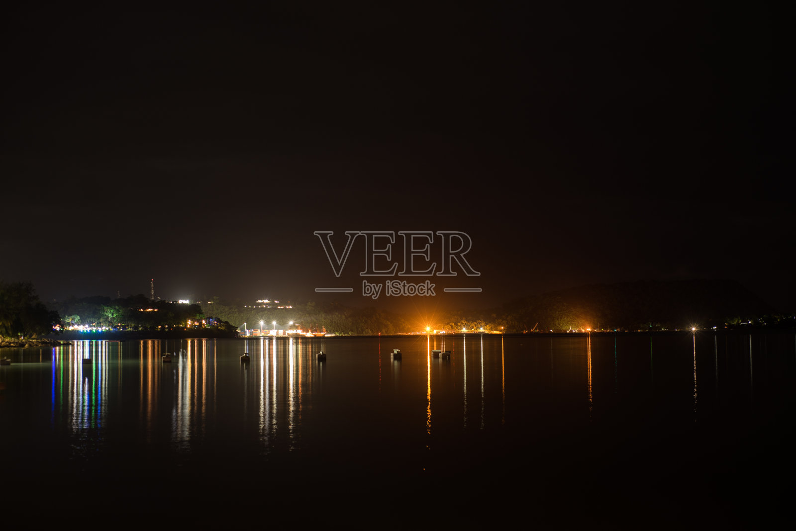 海港的灯光倒映着照片摄影图片