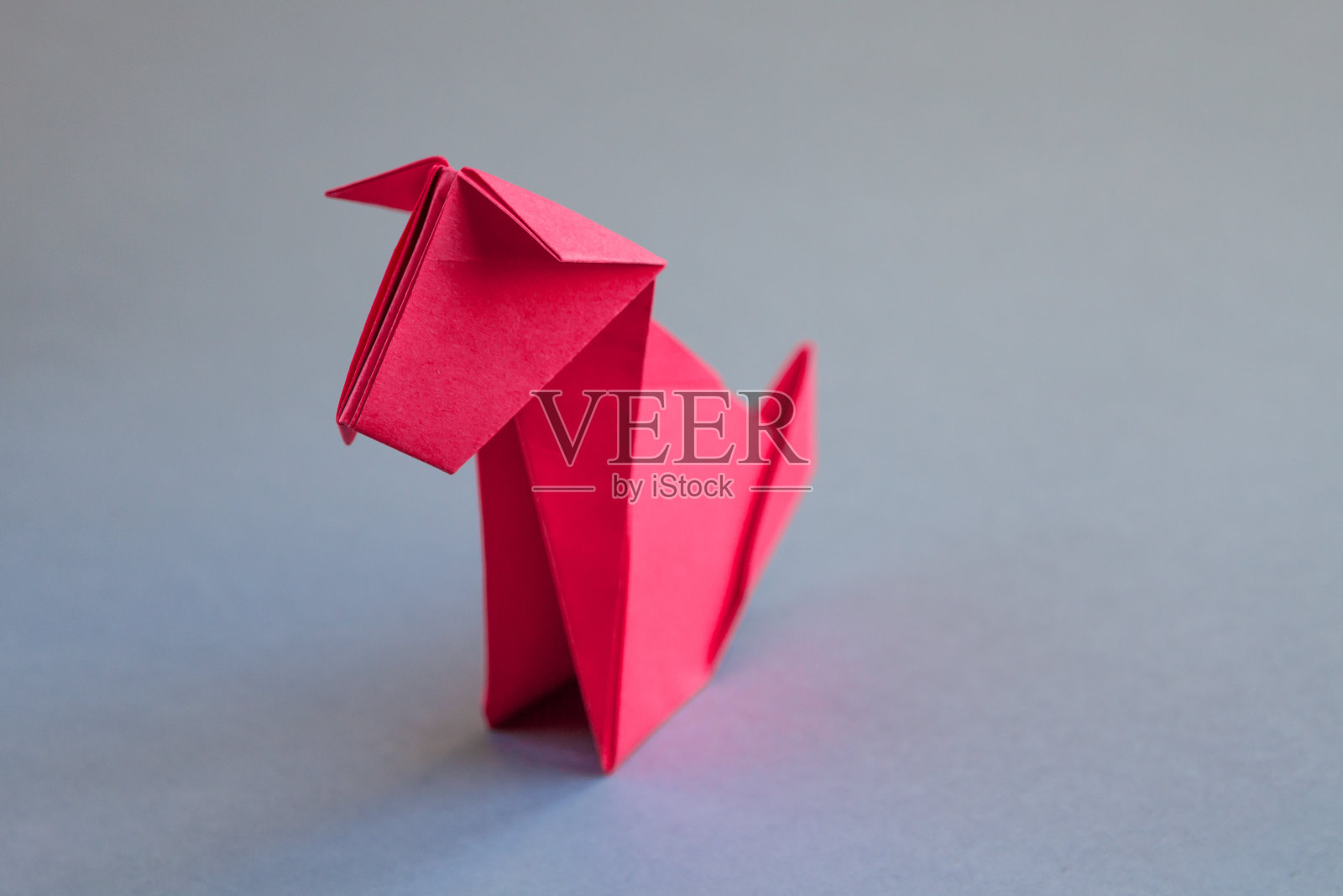 红色纸狗折纸孤立在灰色背景照片摄影图片