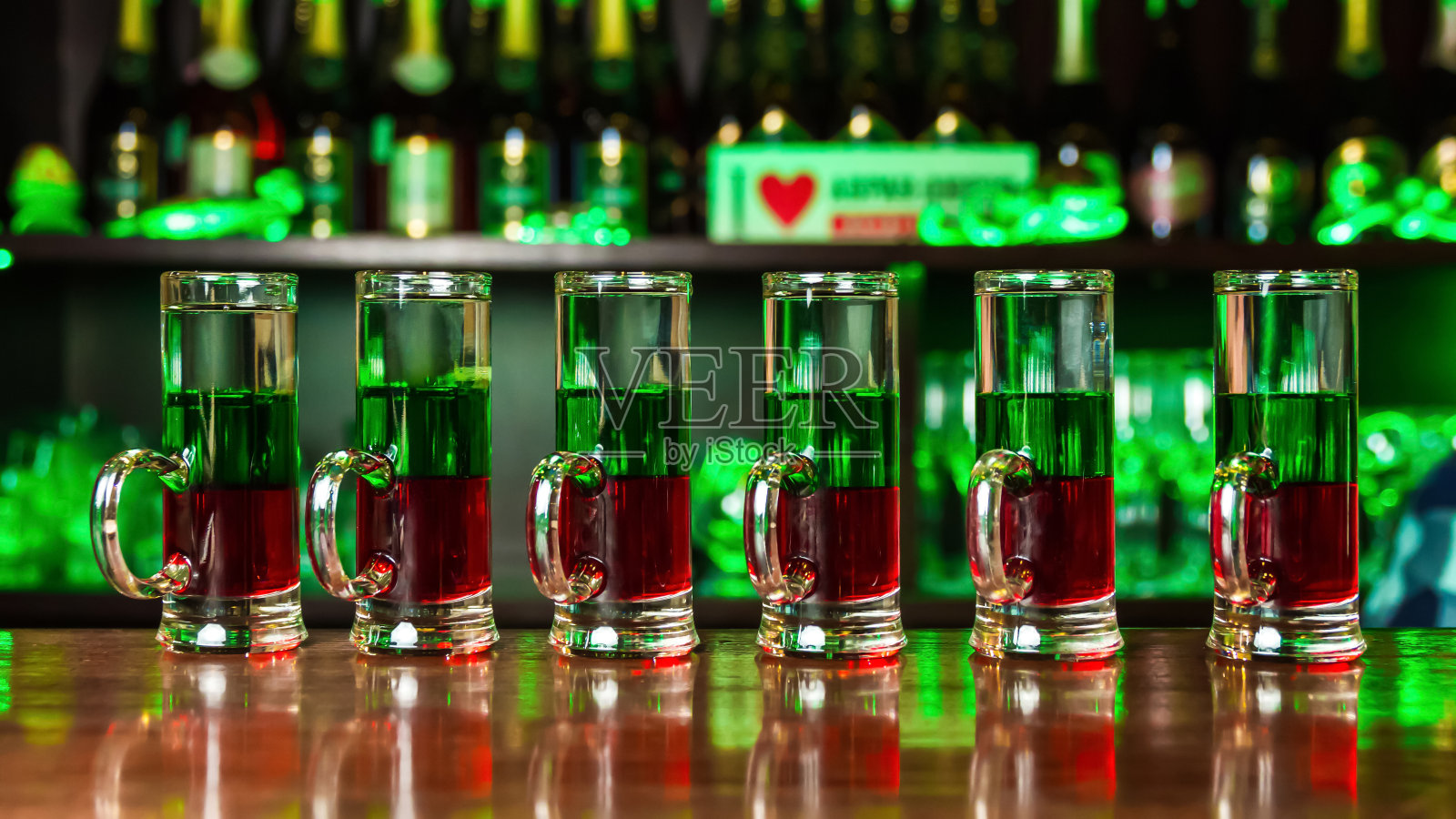 吧台上摆着一套五颜六色的酒精饮料照片摄影图片