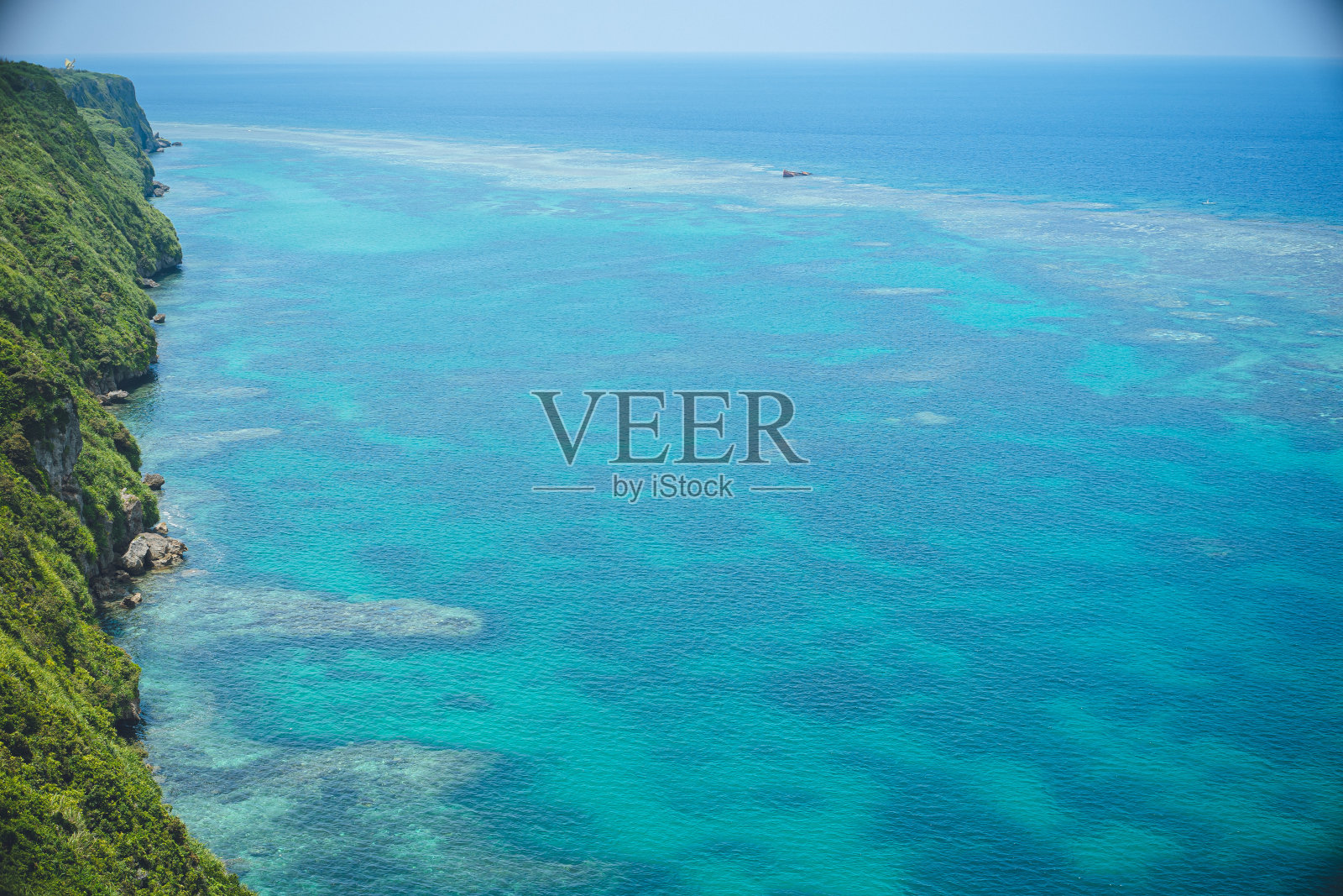 从观景台俯瞰冲绳县宫古岛的伊拉布岛的悬崖和蓝色的大海的壮观景色。照片摄影图片