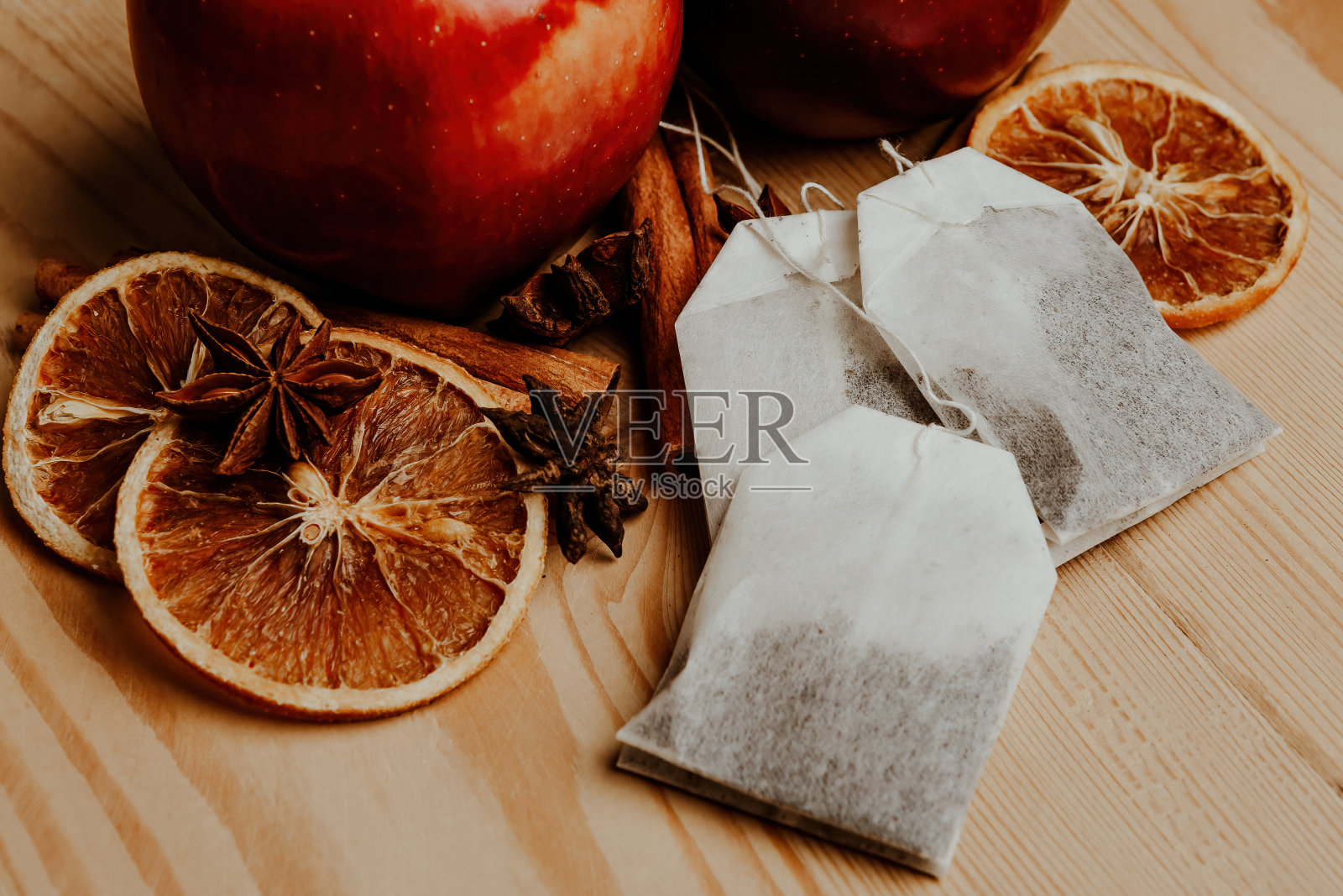 秋日热茶饮。加橘子，苹果，肉桂，八角的香料茶。照片摄影图片