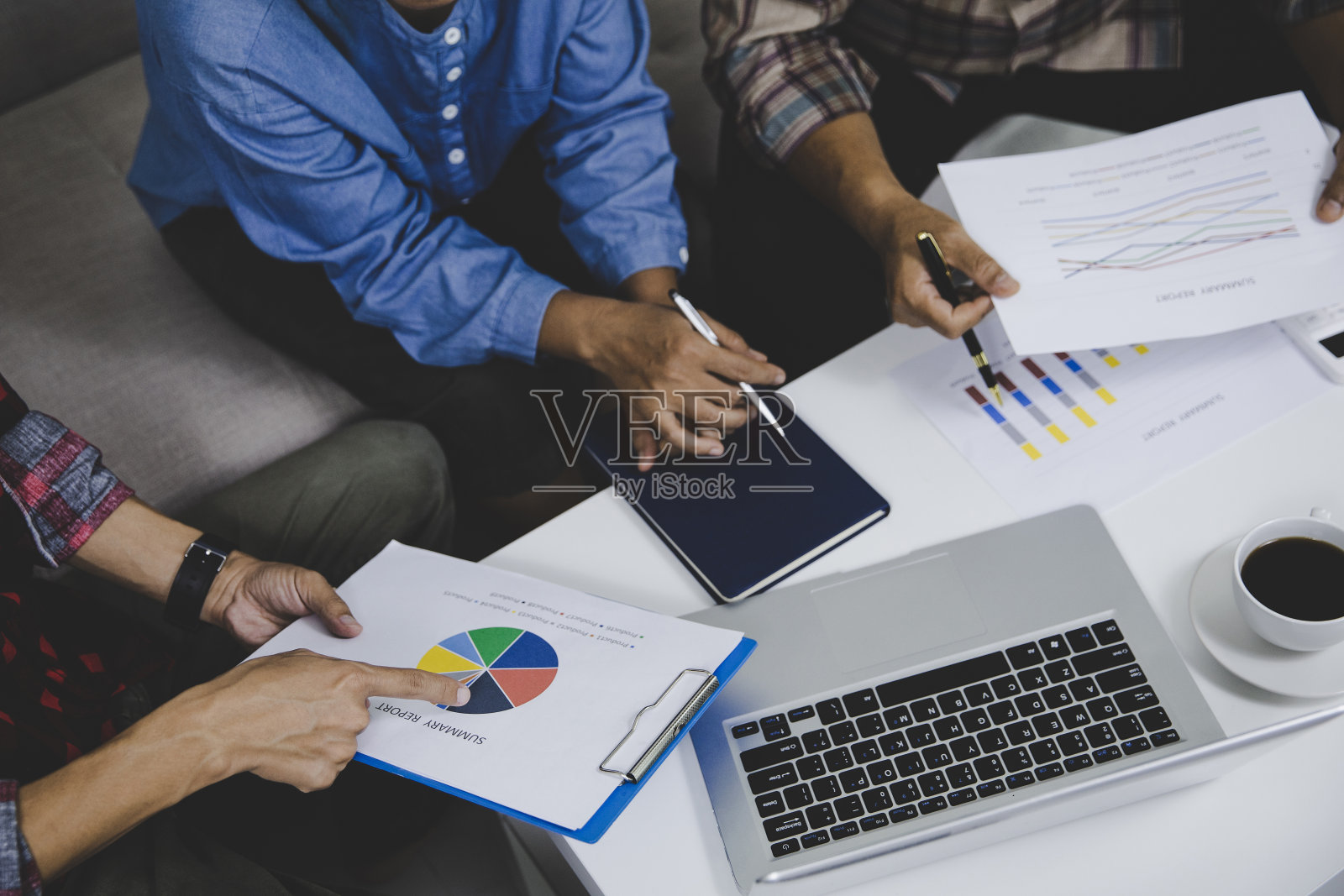 商务人士小组在看图表照片摄影图片