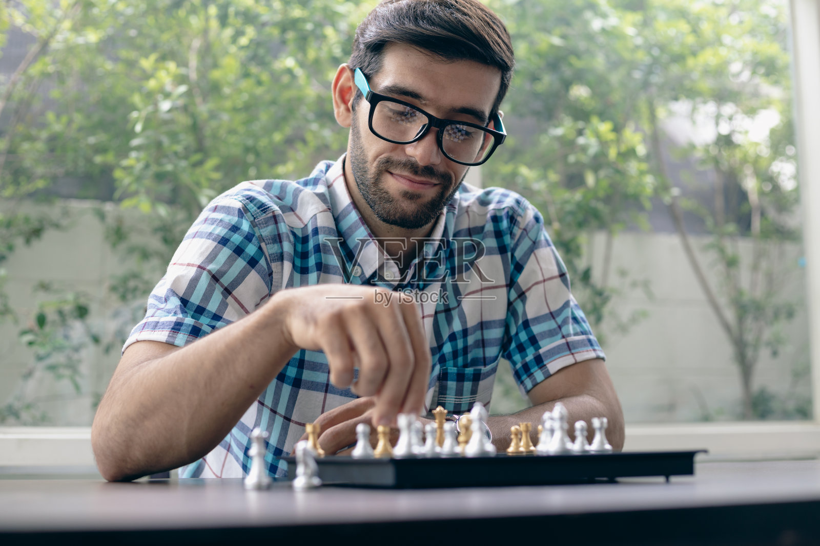 人们在发展国际象棋策略，玩棋盘游戏。照片摄影图片