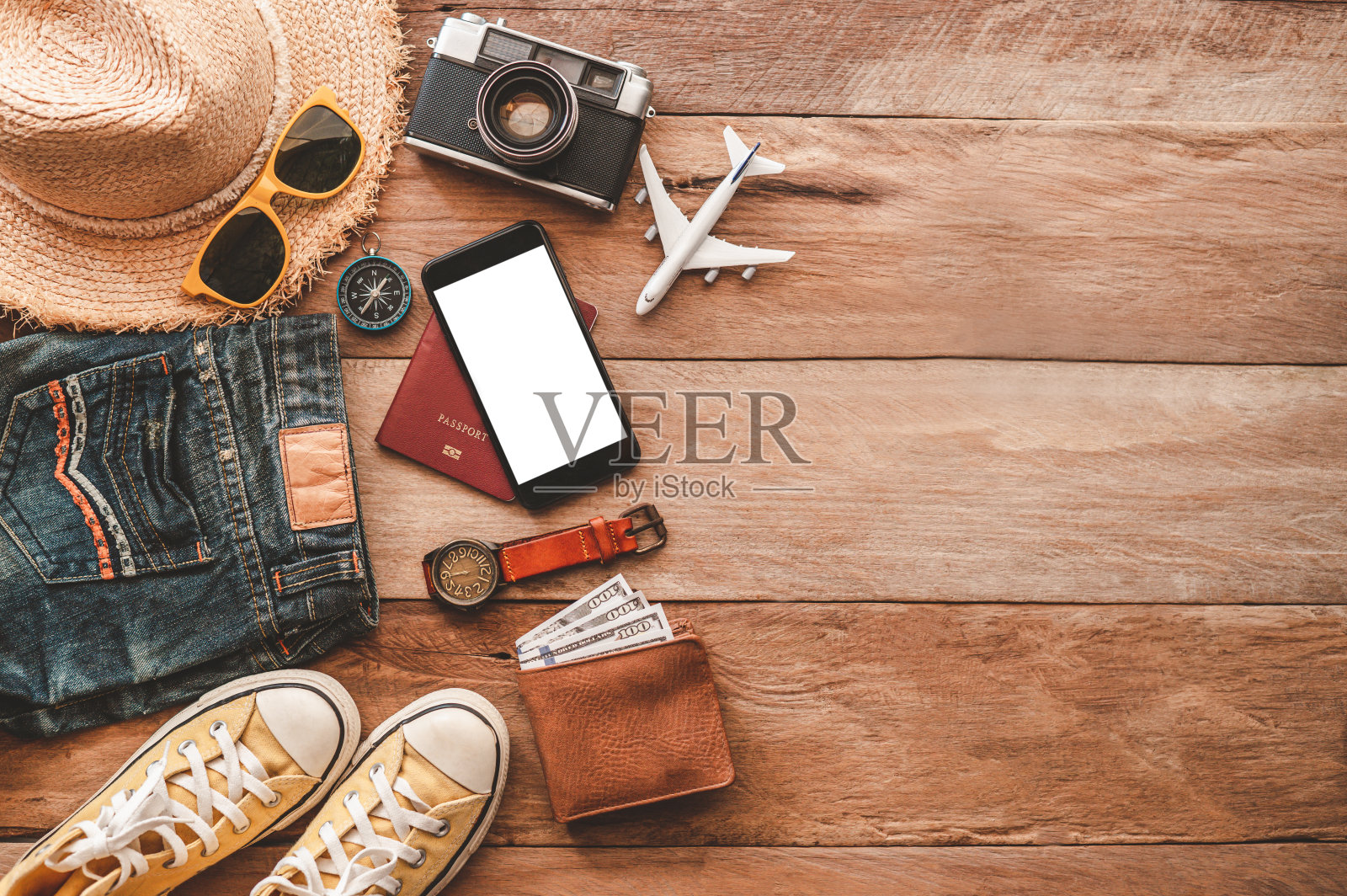 旅行配件服装。为旅行准备的旅行地图的费用。旅游规划的概念照片摄影图片