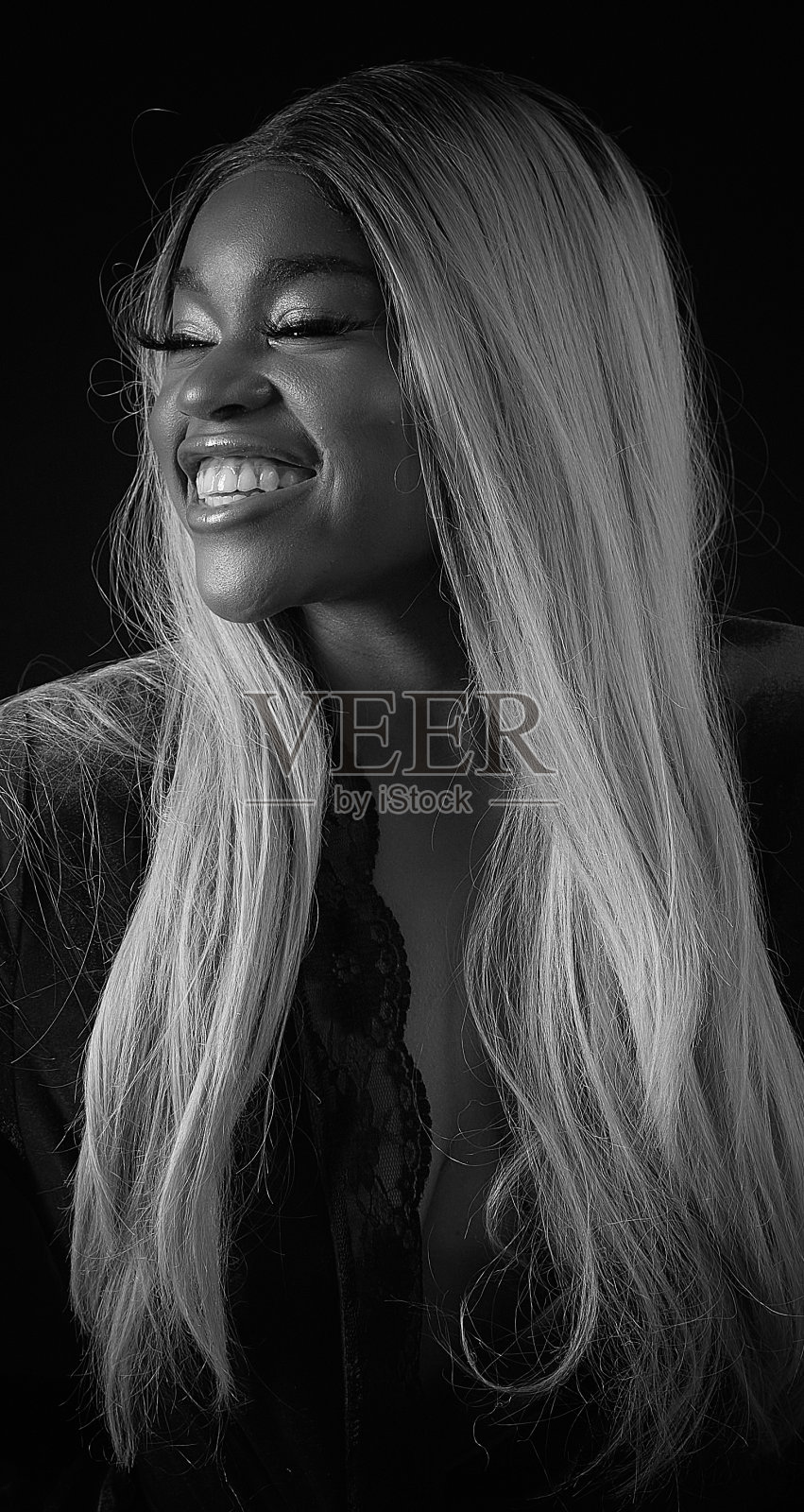 黑色模特，五官高贵照片摄影图片