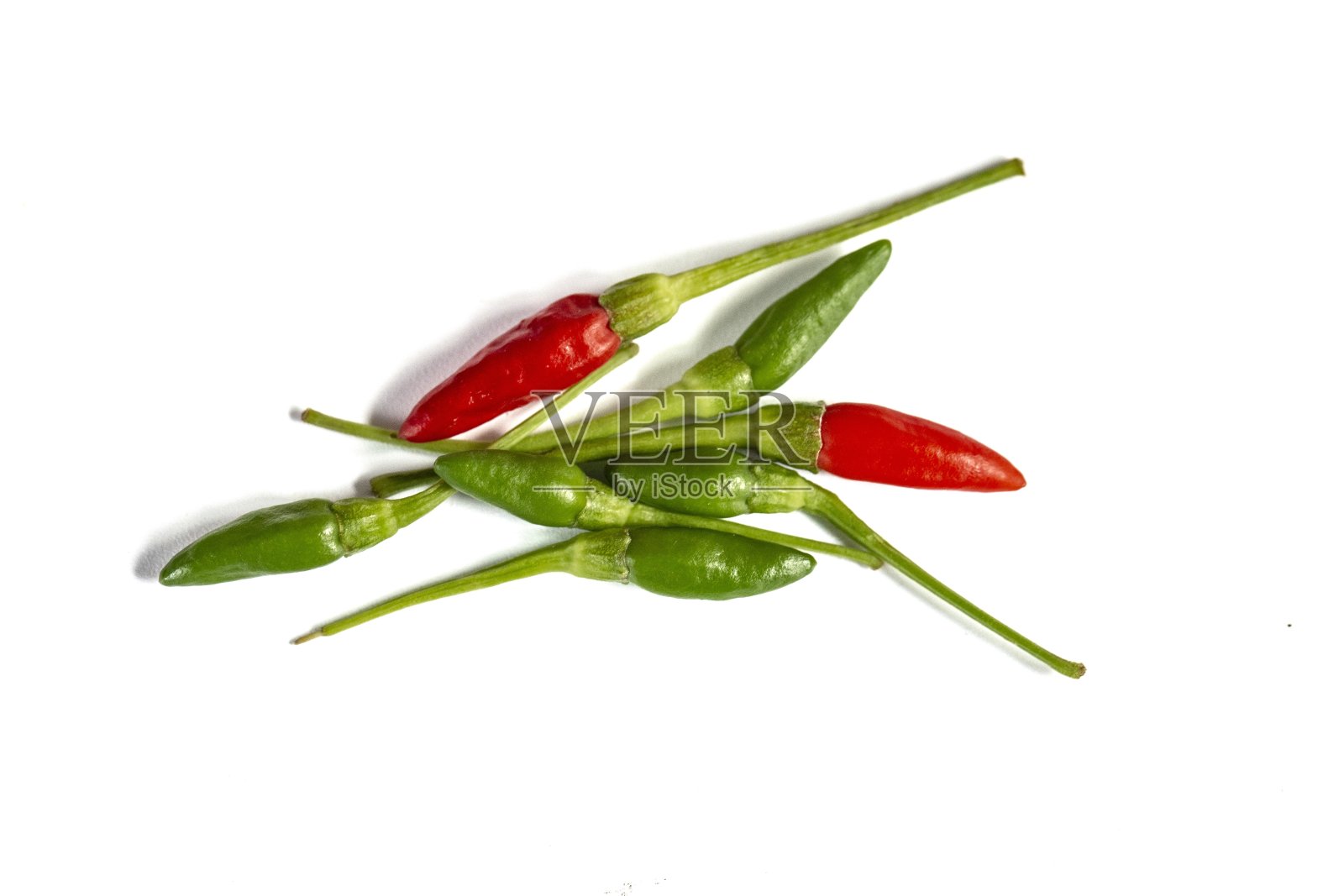 白色背景上孤立的辣椒。照片摄影图片