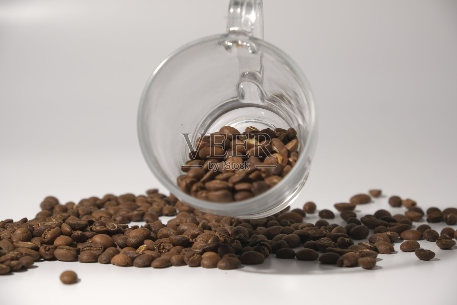 咖啡豆从杯中溢出照片摄影图片