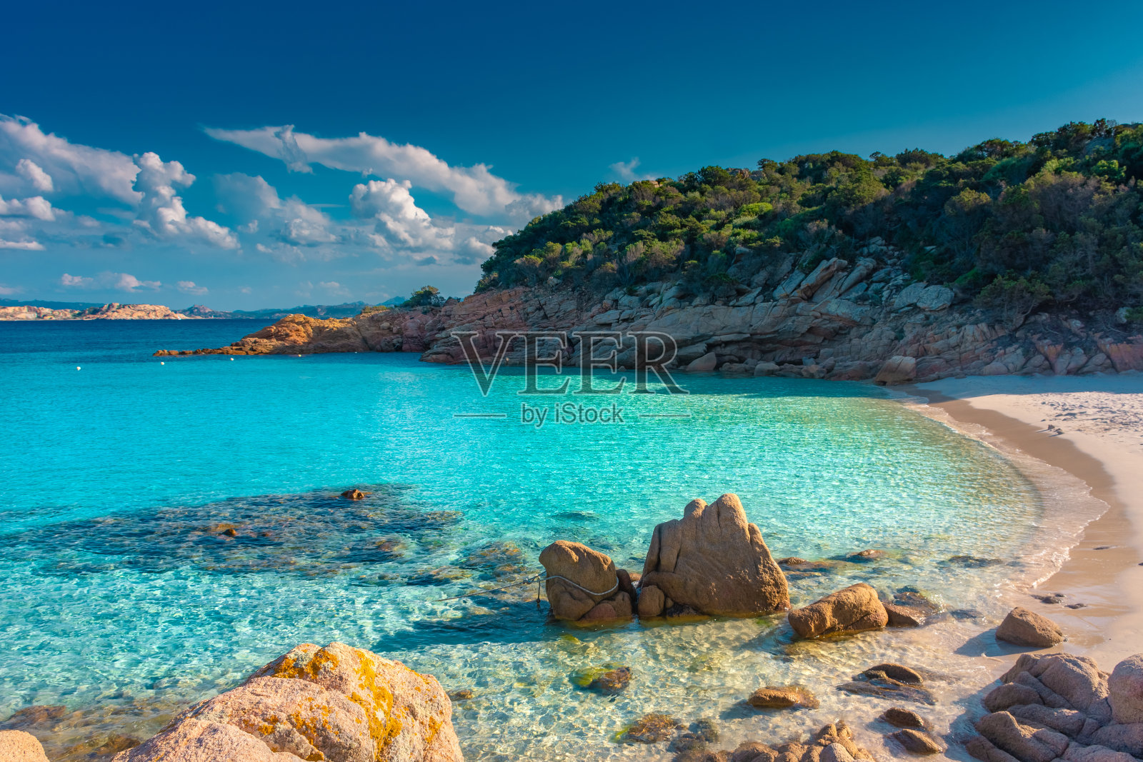 意大利撒丁岛马达莱纳群岛的斯帕基岛令人惊叹的海滩照片摄影图片