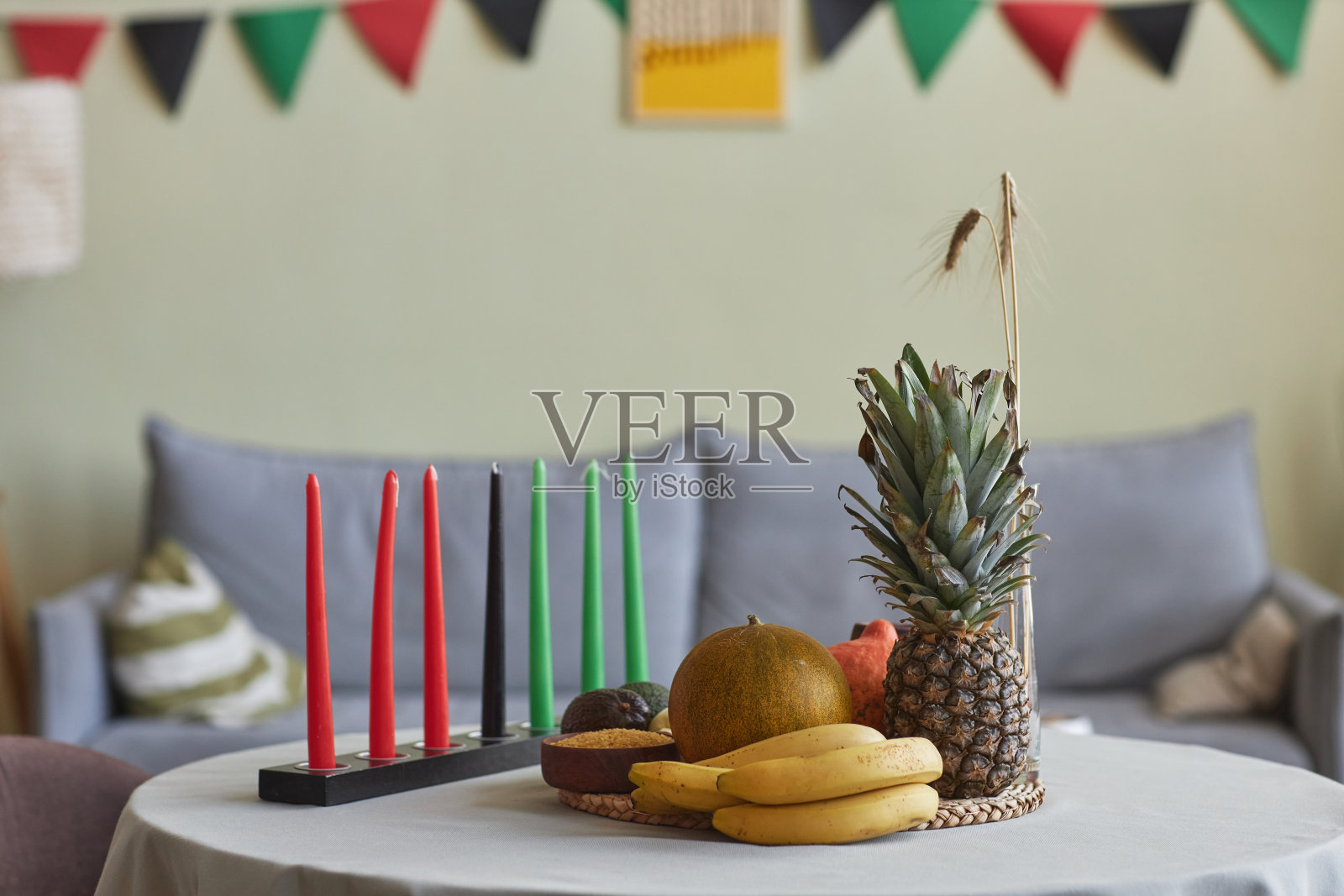 宽扎节的蜡烛和异国水果照片摄影图片
