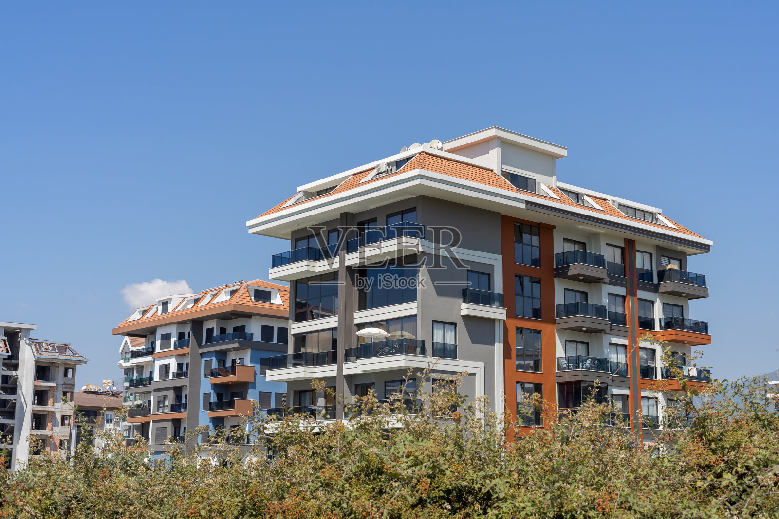 带有公寓的住宅区。照片摄影图片