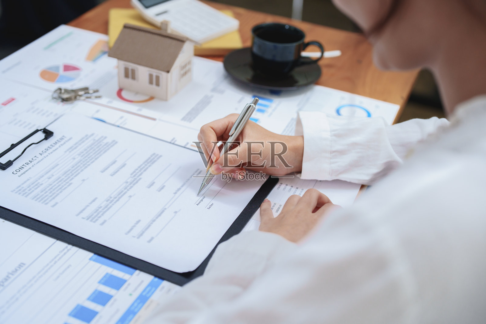 画像一个美丽的银行年轻女子签署信贷部门签署批准的住房贷款照片摄影图片