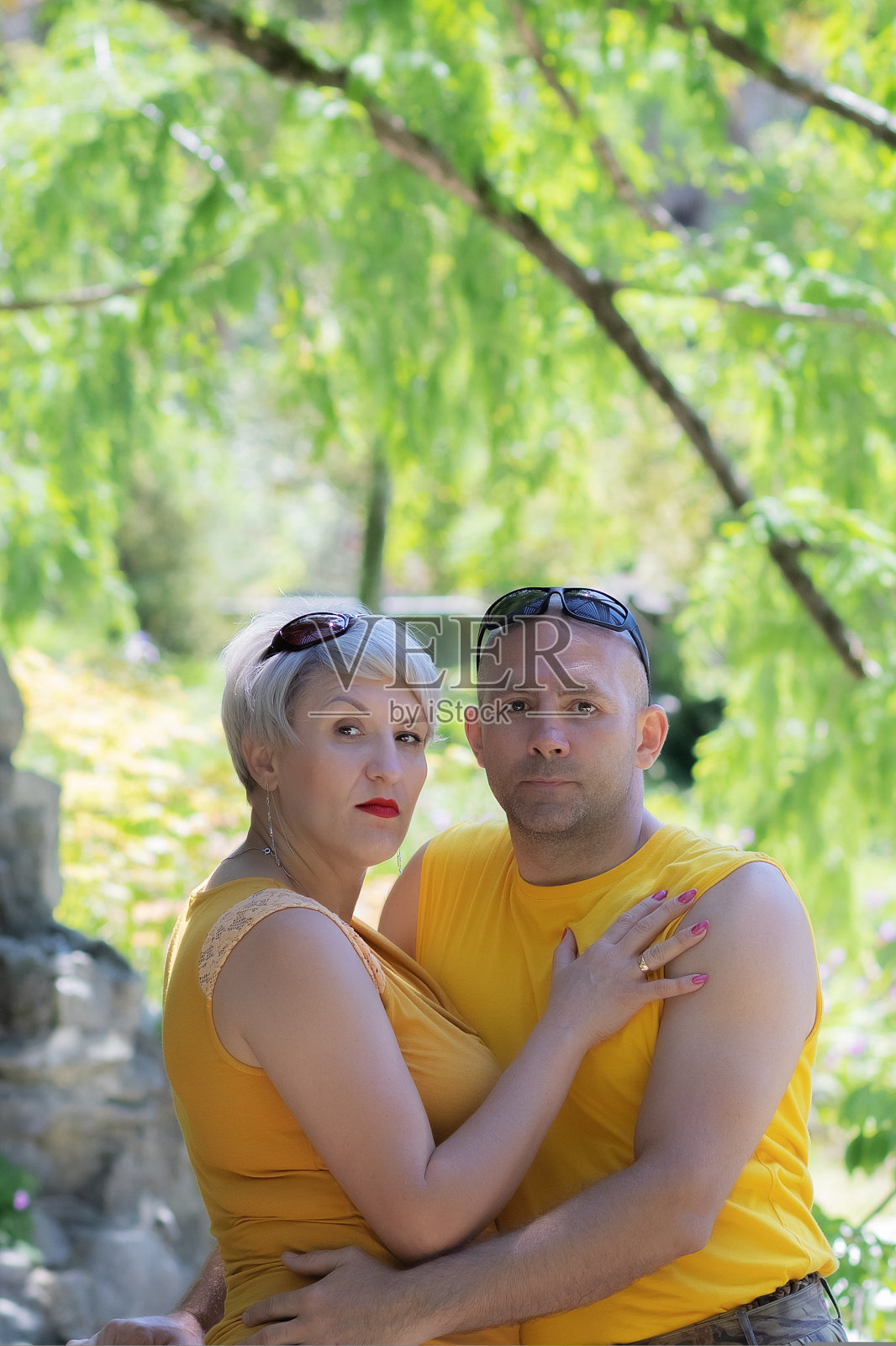 秃头男子在公园里拥抱他的美女。夫妇在爱。家庭和人际关系照片摄影图片