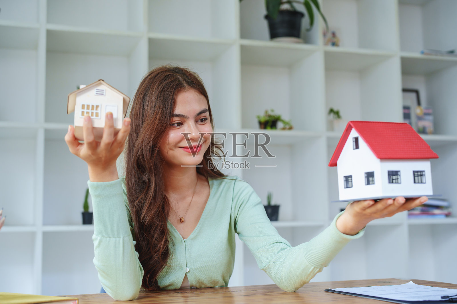 客户先选择房子的模型，再投资概念照片摄影图片