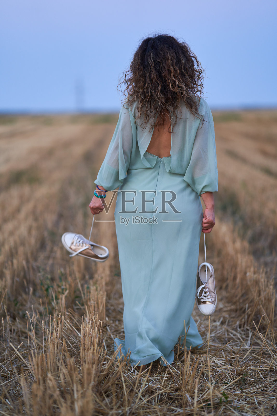 白种女人在夕阳下的田野里照片摄影图片