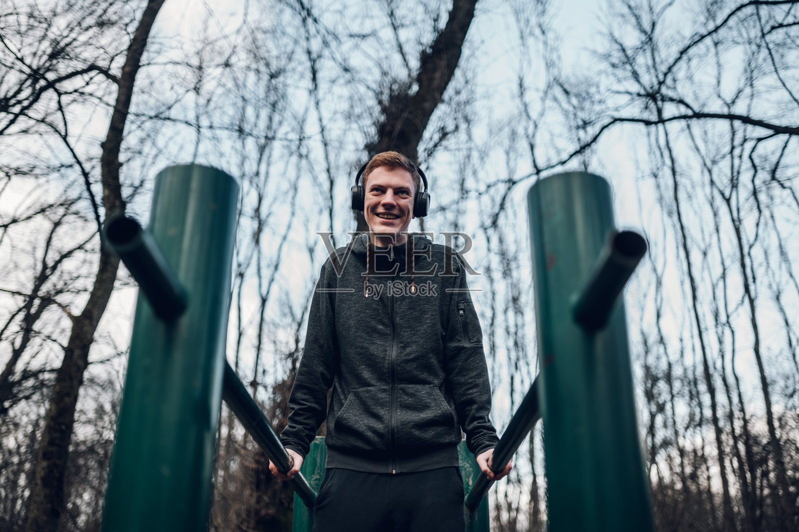 红发男人在森林里训练照片摄影图片