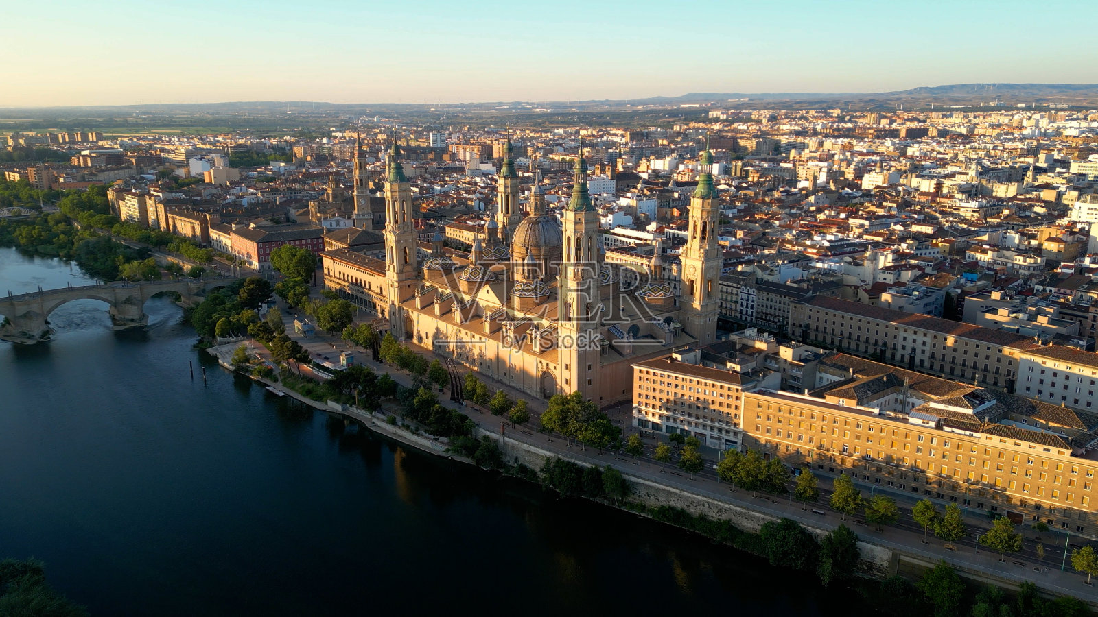 西班牙阿拉贡萨拉戈萨市的圣母柱大教堂鸟瞰图(西班牙语:Catedral-Basílica de Nuestra Señora del Pilar)照片摄影图片