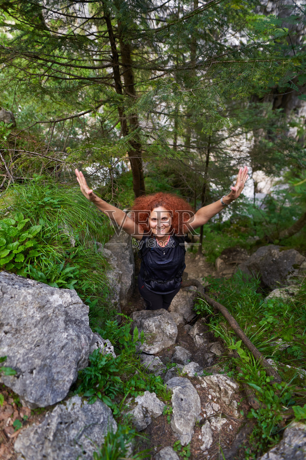 在森林里徒步的女人照片摄影图片