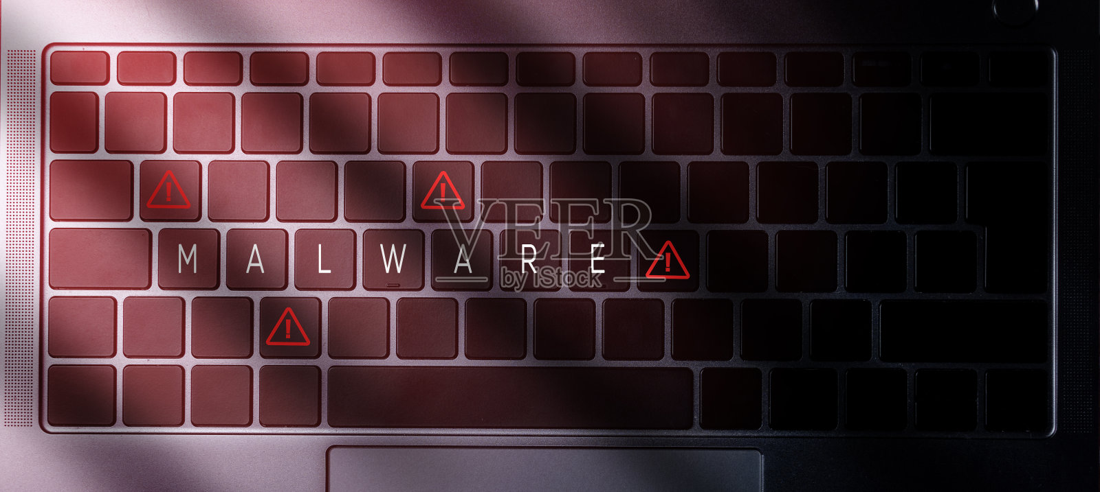 横幅顶视图的笔记本电脑键盘上的“恶意软件”信息按钮和红灯。照片摄影图片