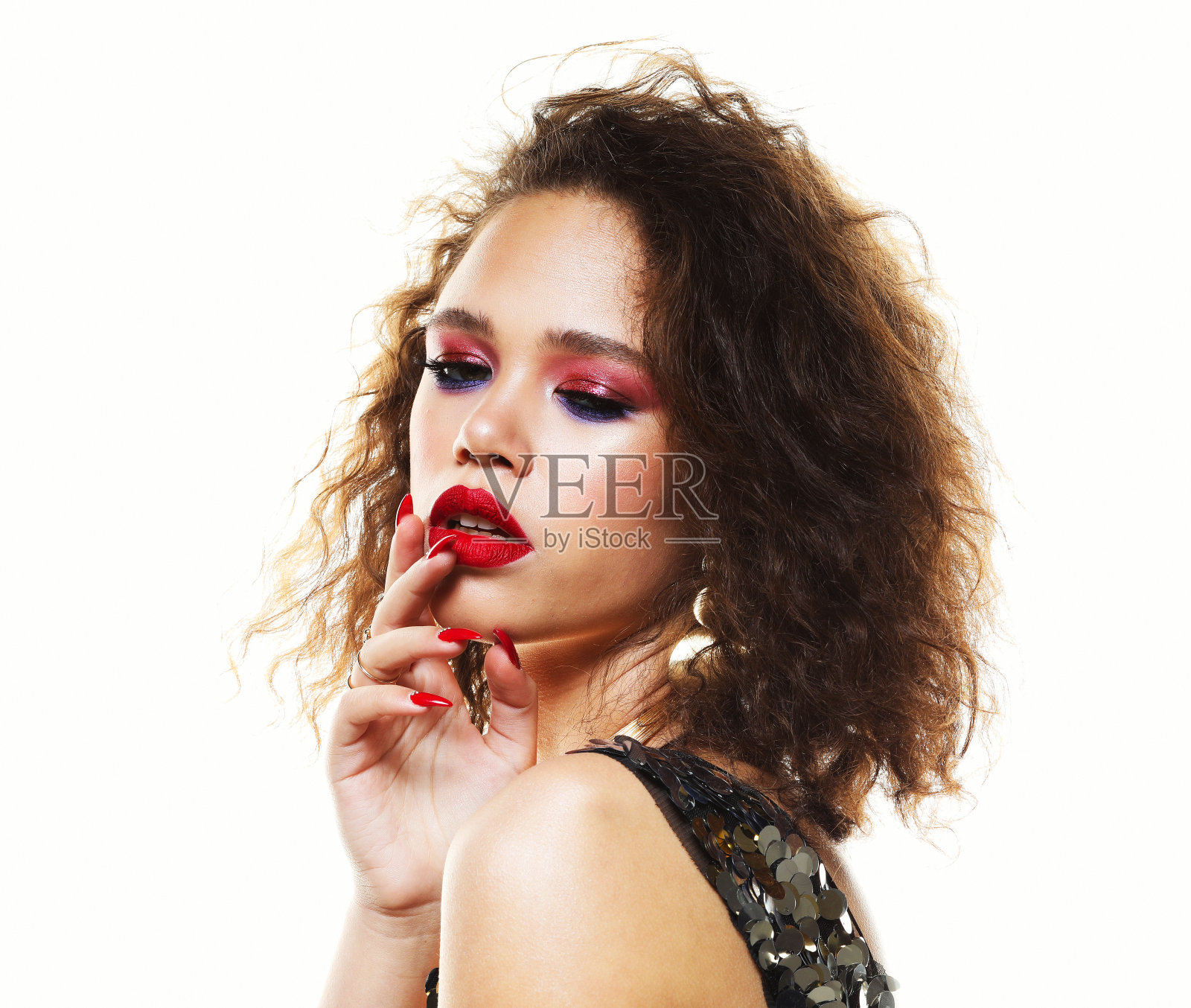 时尚和美丽概念:迷人的年轻非裔美国女性，明亮的妆容，闭着眼睛照片摄影图片