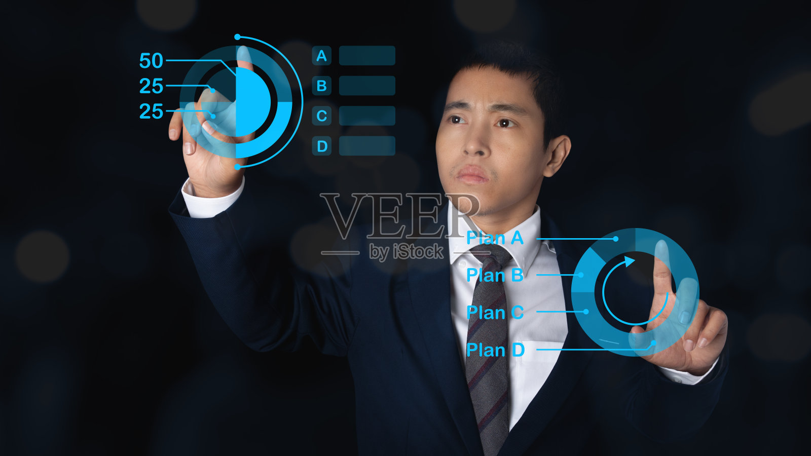 虚拟屏幕上的商人行动计划战略概念。照片摄影图片