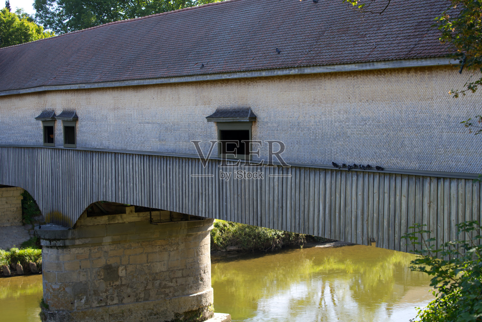 美丽的单车道木桥横跨图尔河，连接村庄Andelfingen和Kleinandelfingen在一个阳光明媚的夏天。照片摄影图片