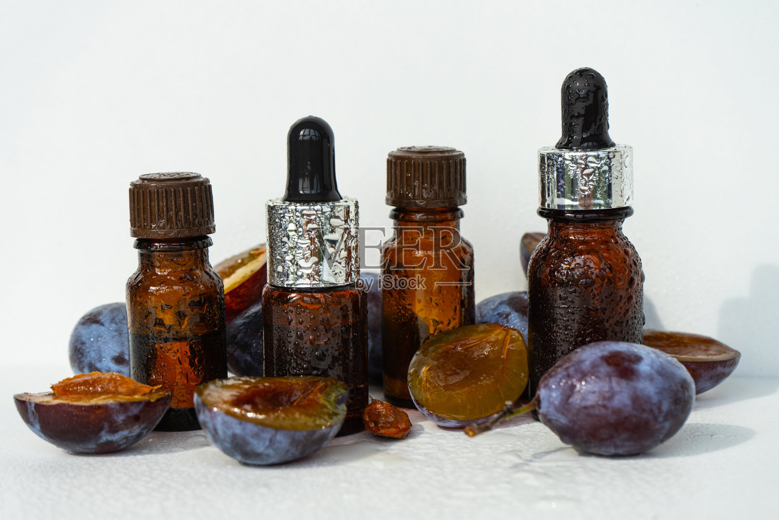 梅子油用于白色背景上有凹坑的化妆品。梅子养生精华。照片摄影图片