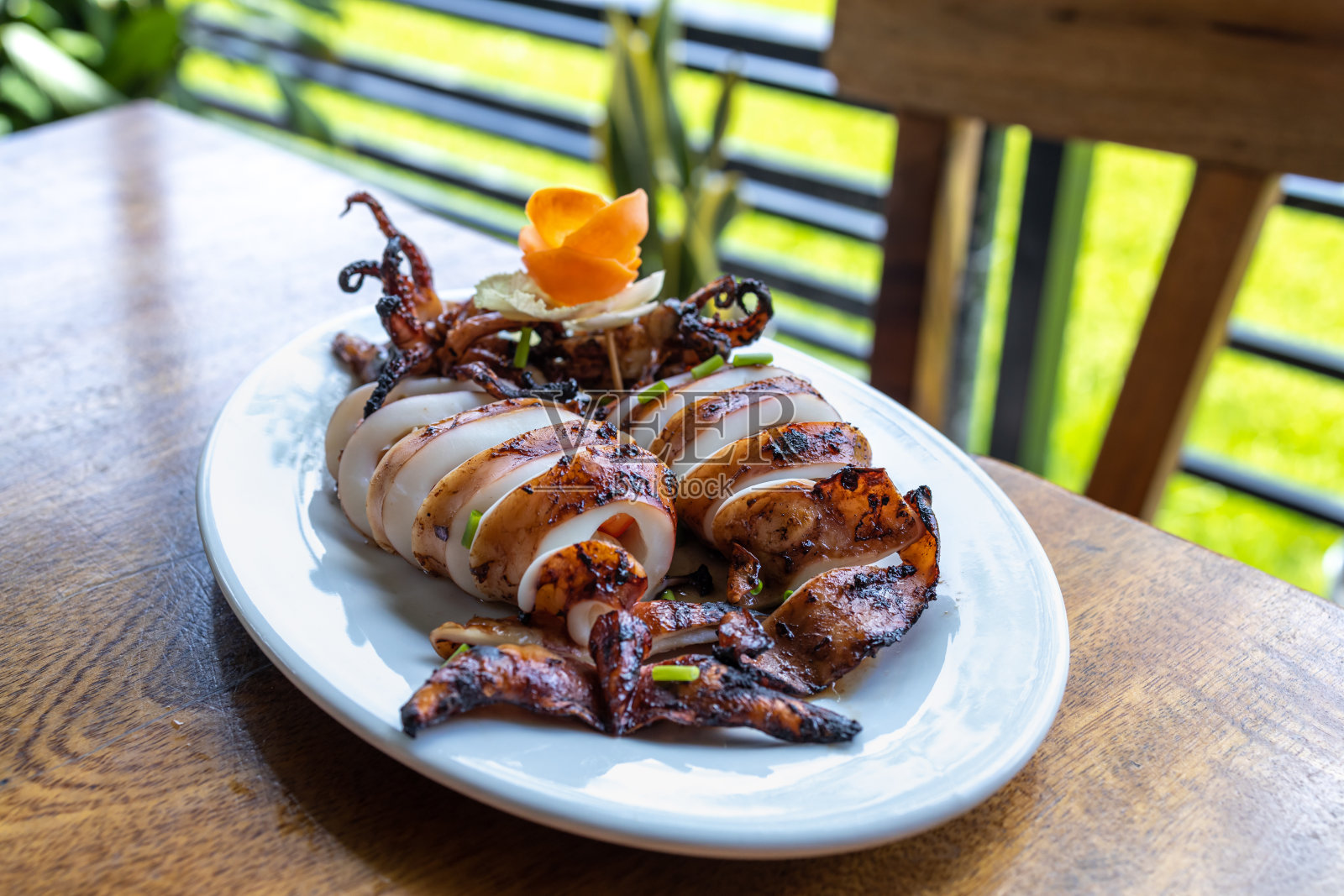 受欢迎的菲律宾食物-烤鱿鱼照片摄影图片