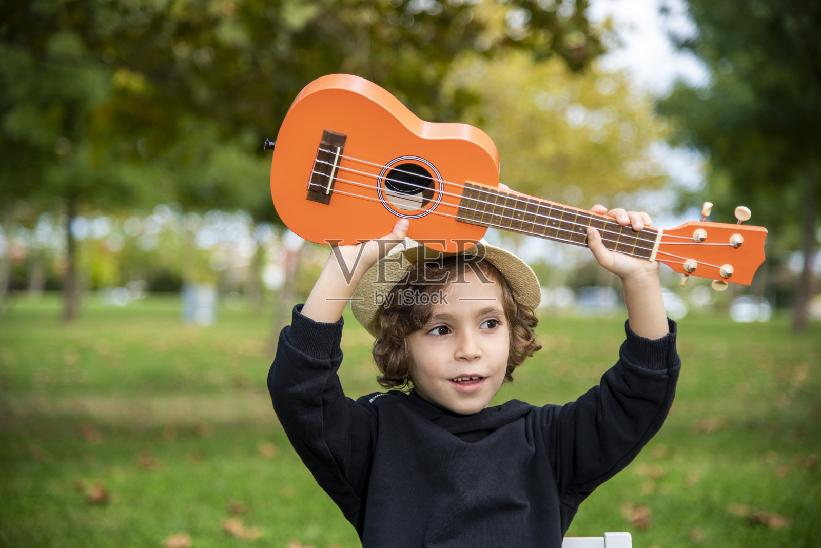 欢快的男孩弹吉他照片摄影图片