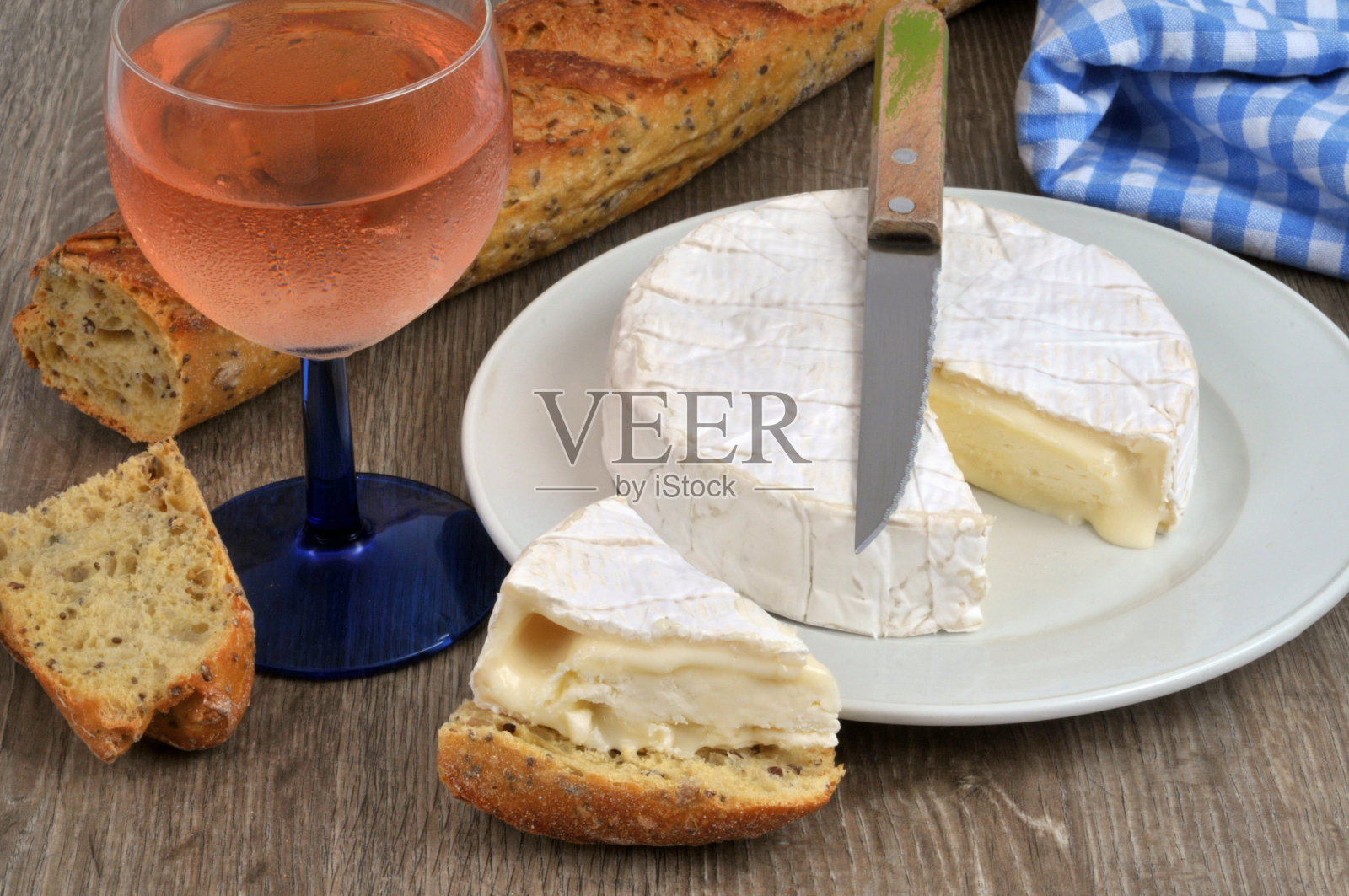 卡门培尔奶酪和葡萄酒照片摄影图片