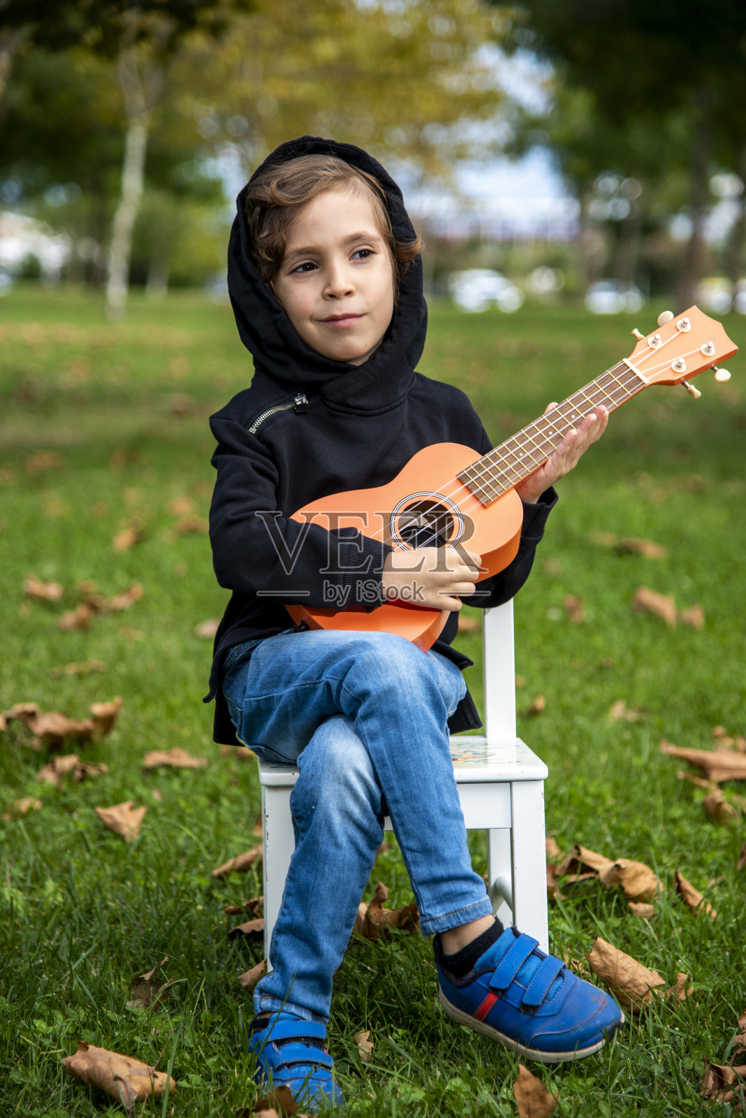 练习吉他的小男孩照片摄影图片