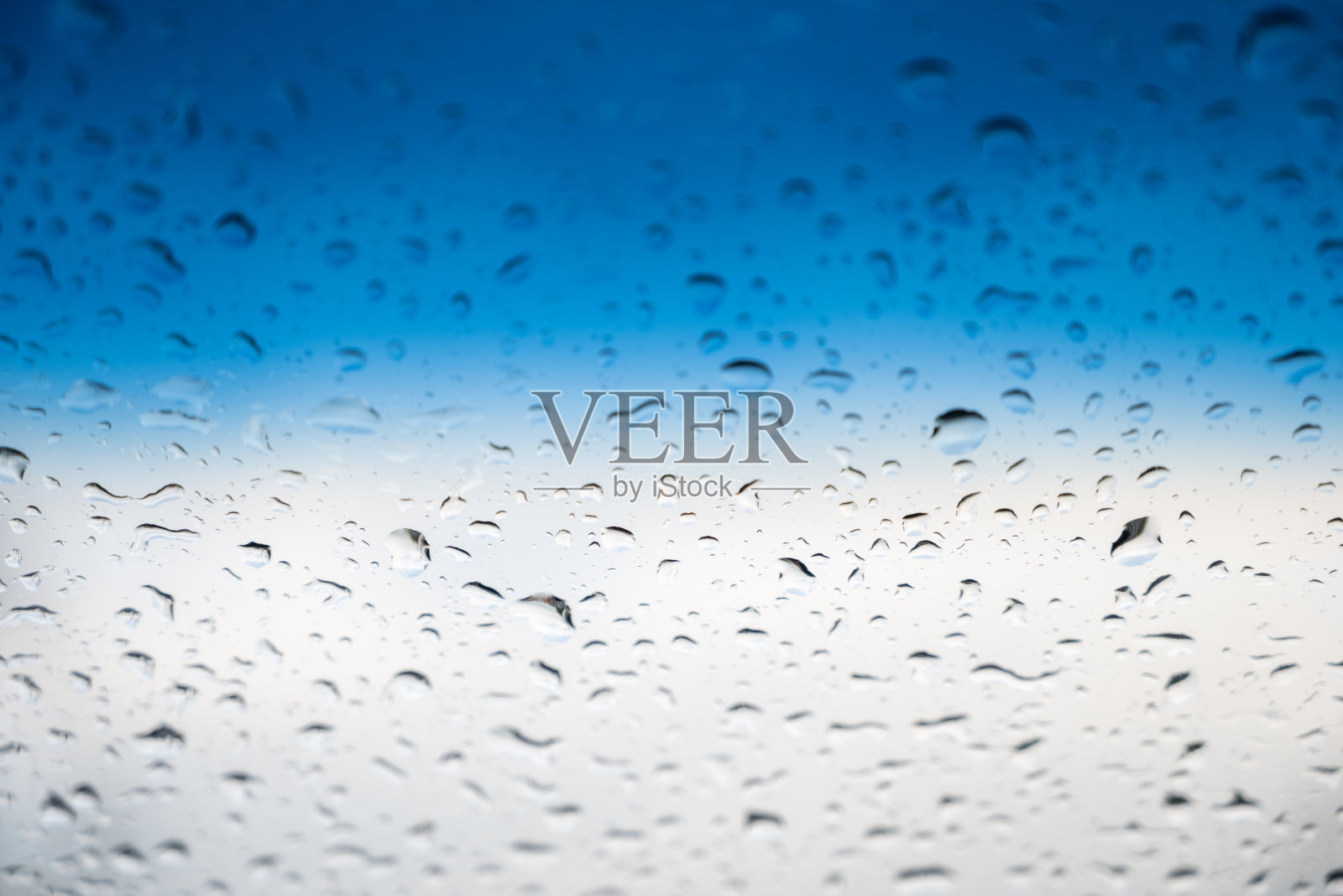 玻璃天空背景上的水滴照片摄影图片