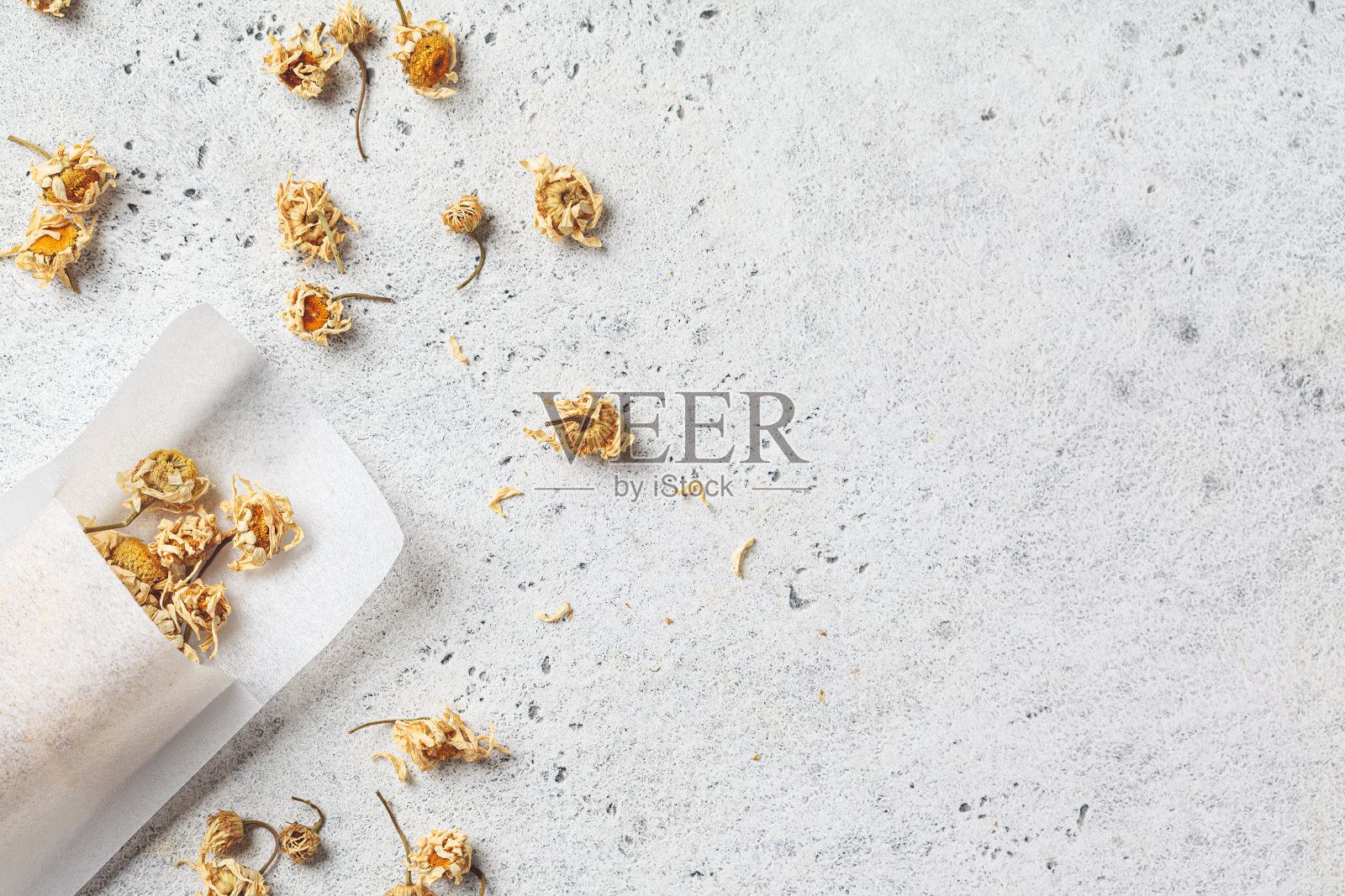 用洋甘菊花过滤茶包。阿育吠陀饮料，健康的生活方式，治疗失眠。照片摄影图片