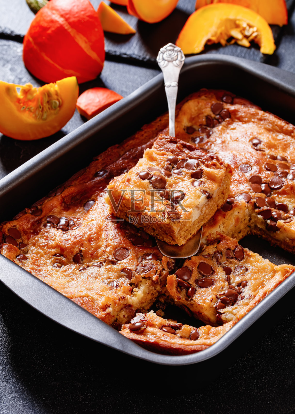 南瓜巧克力片蛋糕，俯视图照片摄影图片