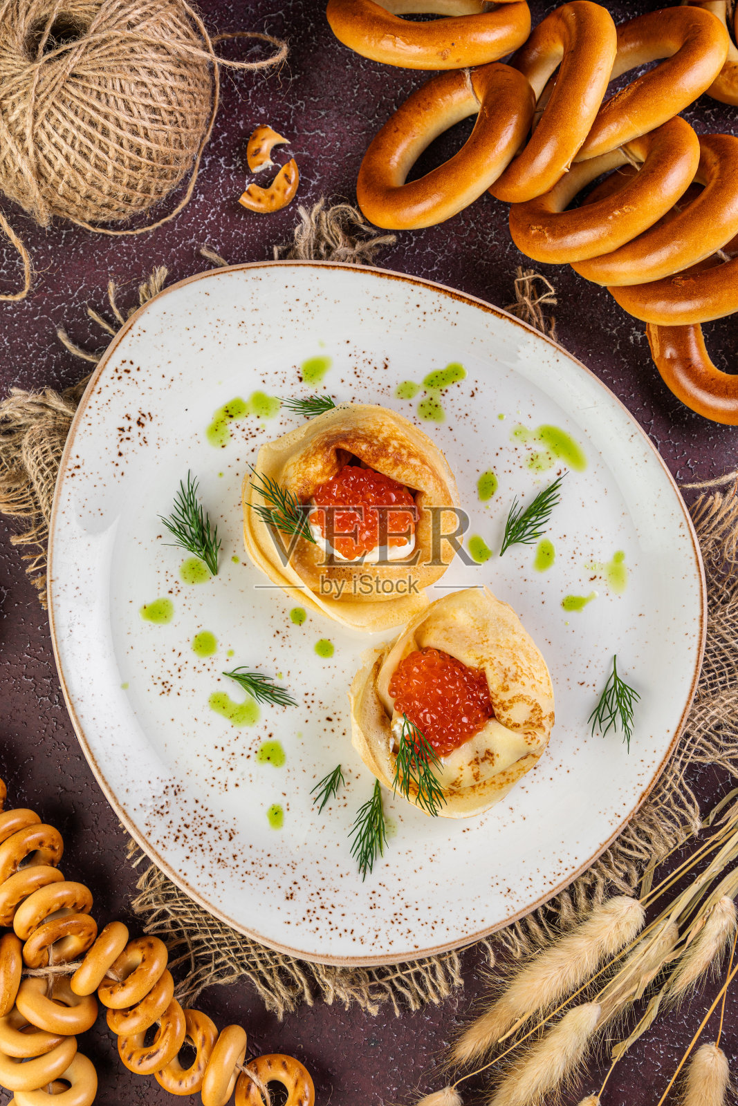 传统的俄罗斯肉馅饺子或肉馅饺子，白色背景上有胡椒照片摄影图片