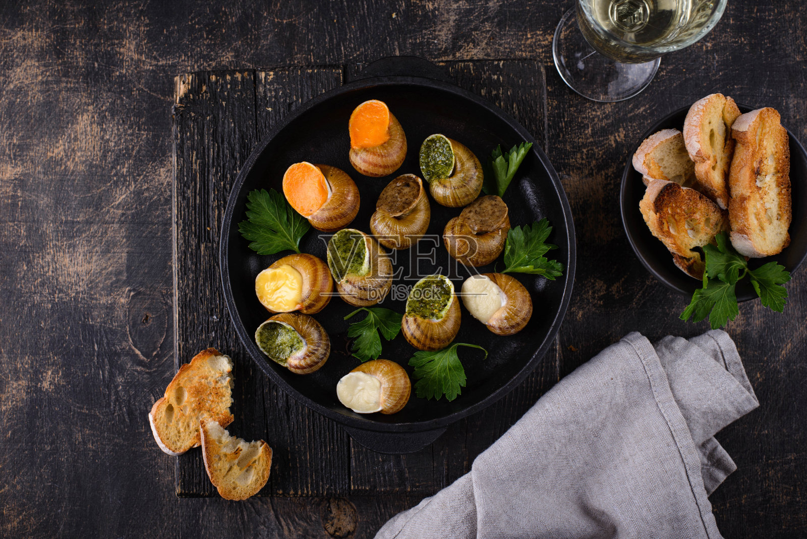 烤蜗牛配面包照片摄影图片