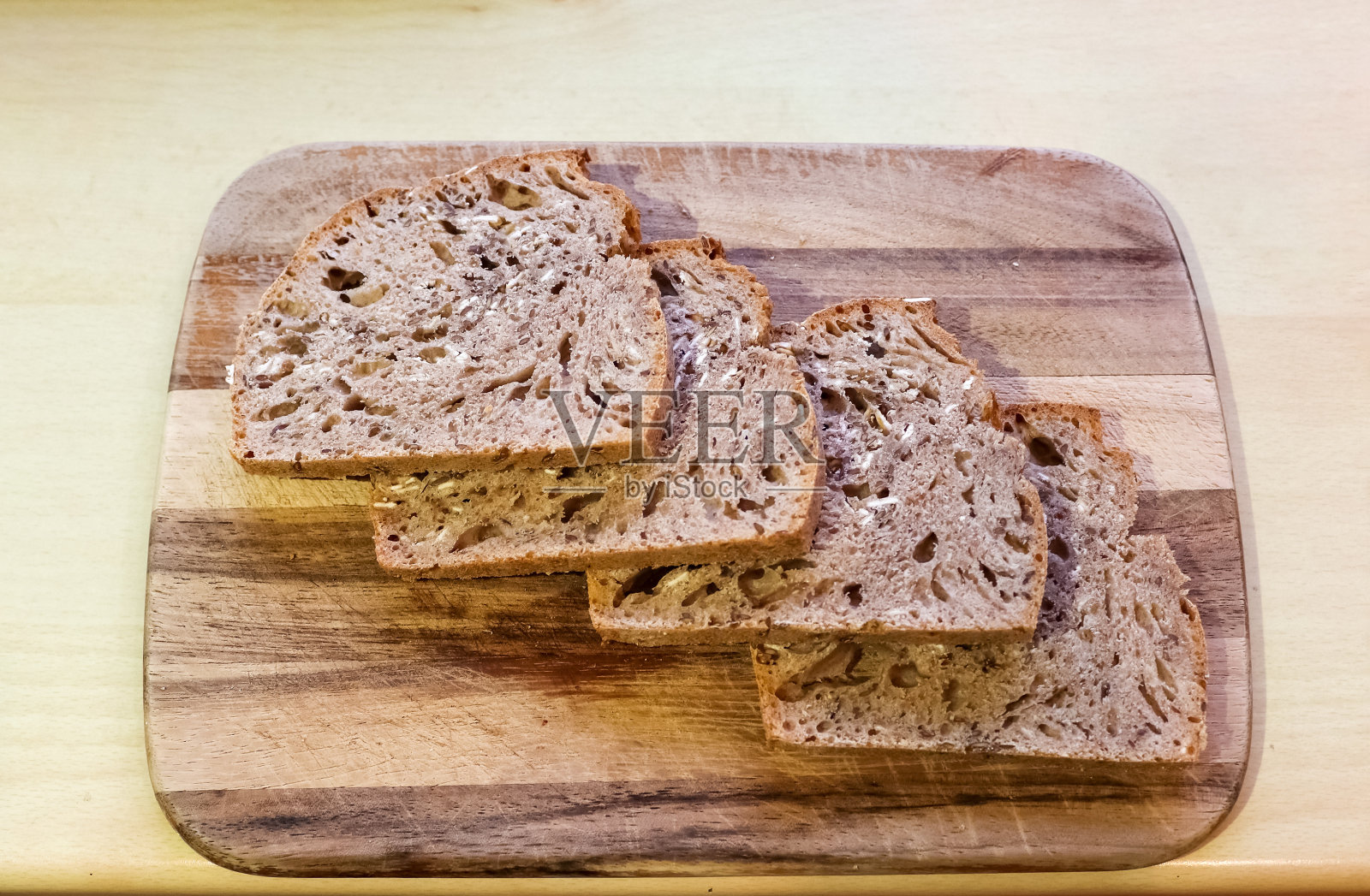 选择焦点视图在切片新鲜烤硬皮面包。照片摄影图片