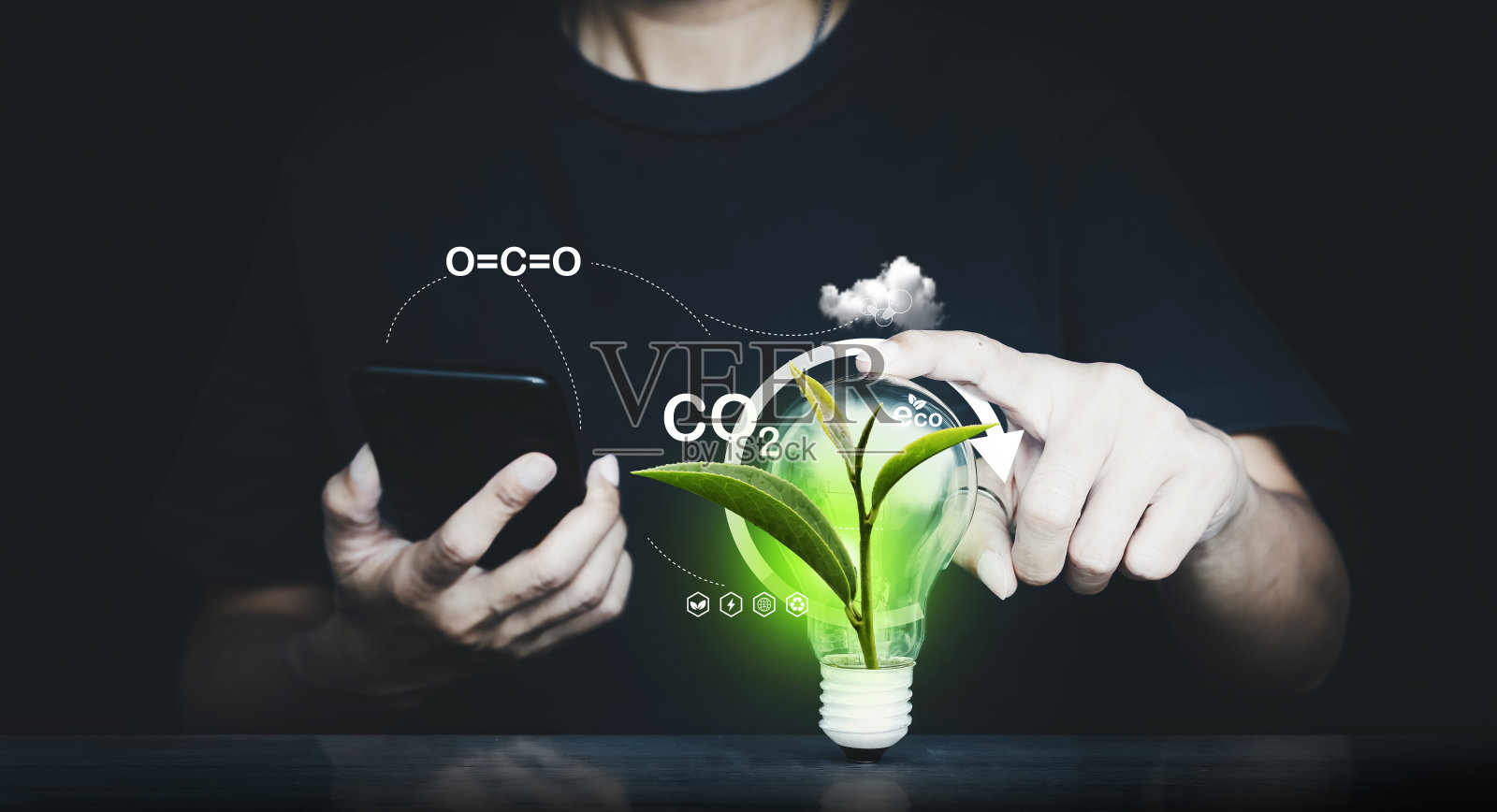 减少二氧化碳排放和碳足迹，以限制全球变暖和气候变化背景。灯泡拯救世界和商业生态理念照片摄影图片