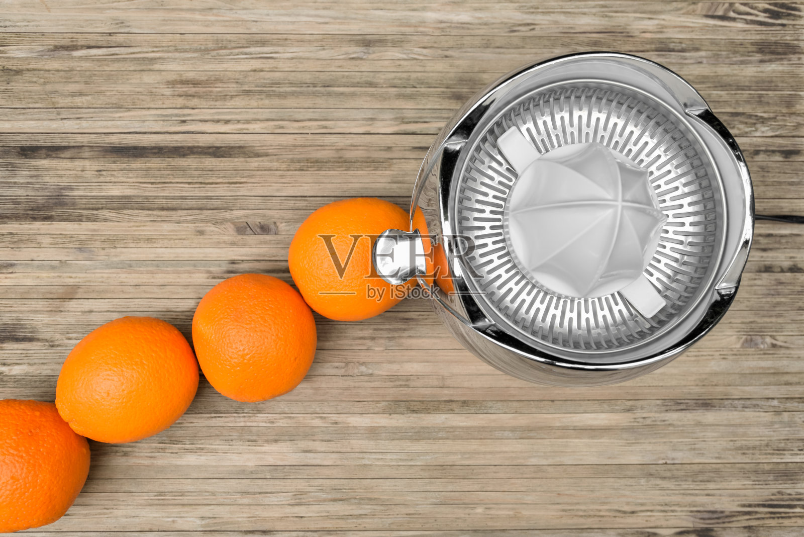 电动柑橘榨汁机上准备榨汁的橙子俯视图照片摄影图片