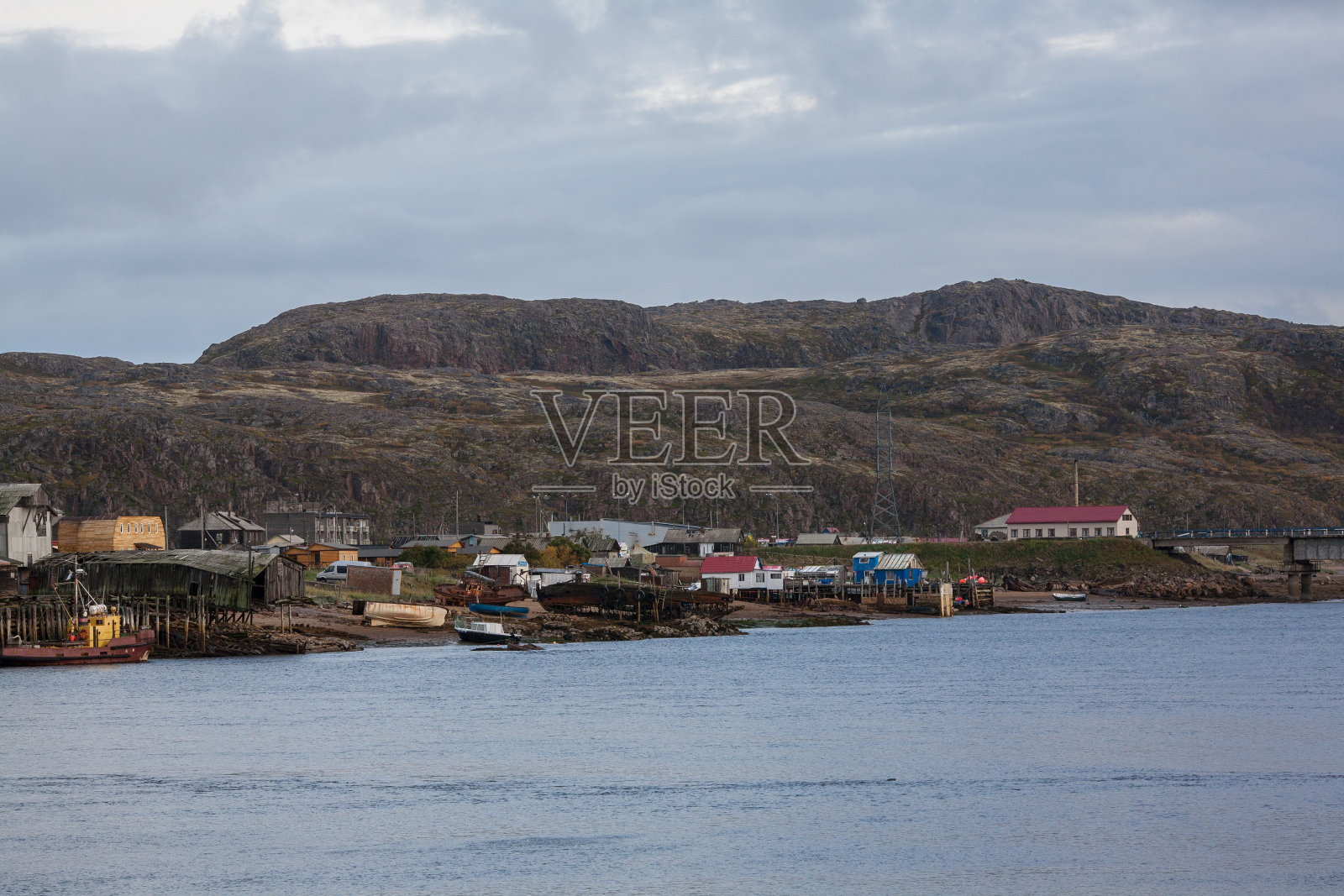 俄罗斯摩尔曼斯克州捷里别尔卡村的景观照片摄影图片