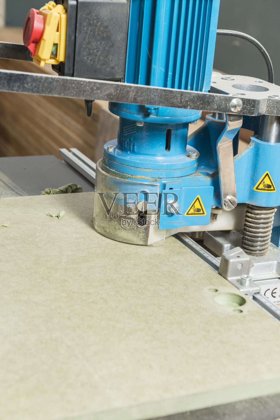 男木匠在他的木工车间工作。照片摄影图片